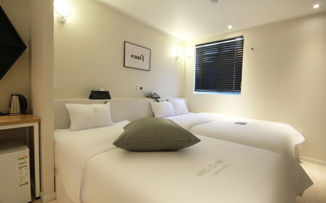 TWIN ROOM