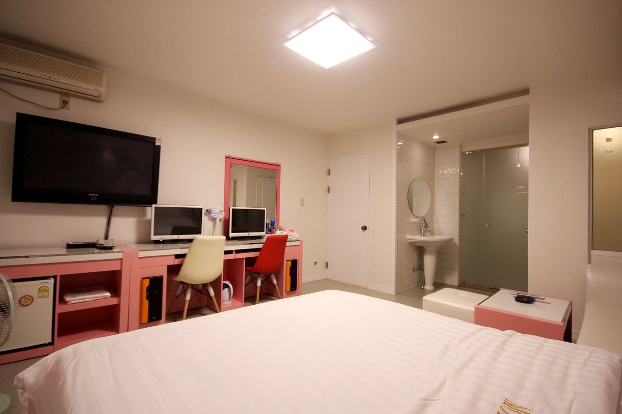 room detail thumbnail 2
