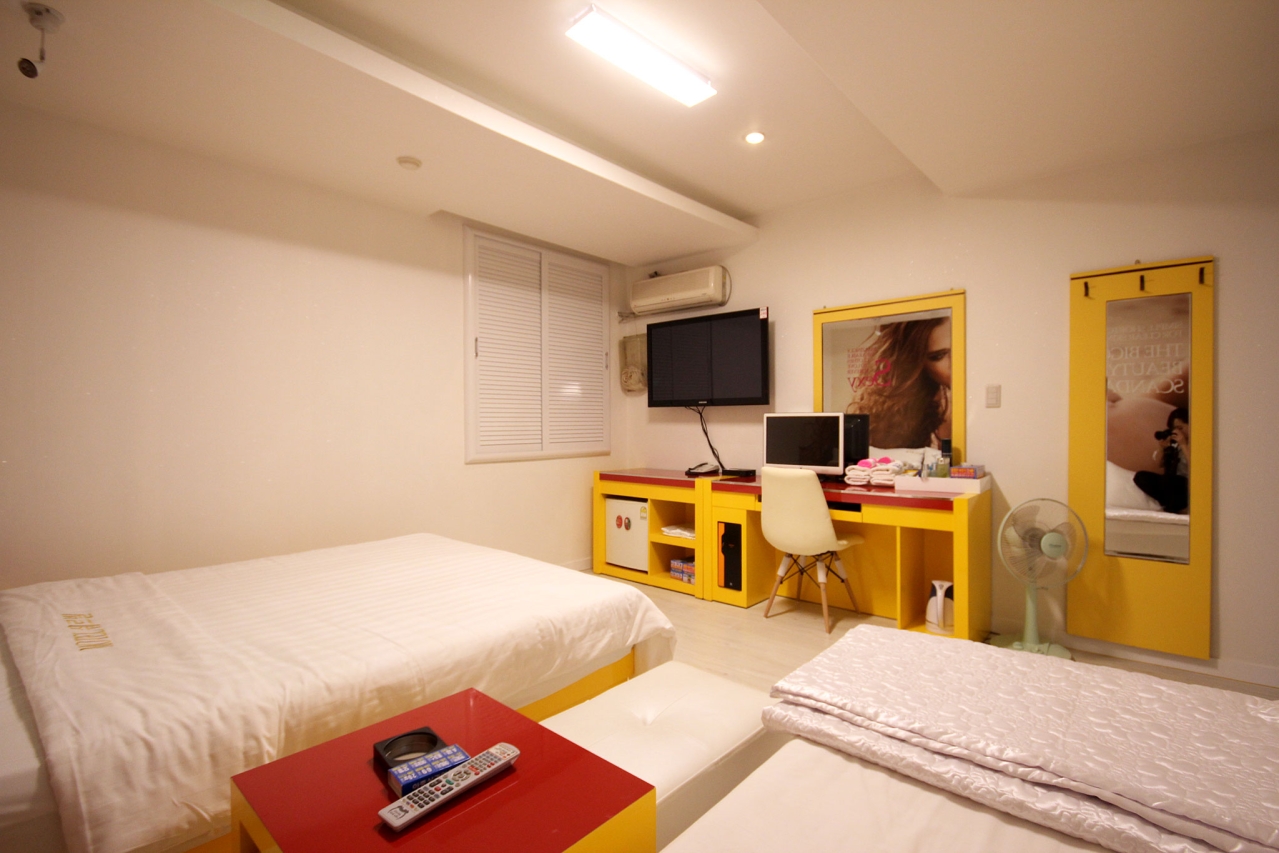 room detail thumbnail 1