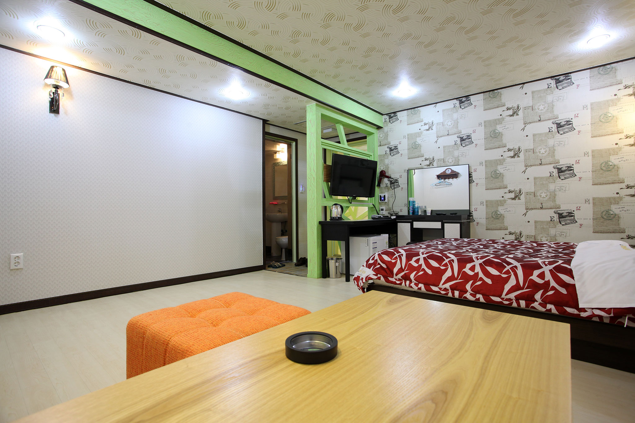 room detail thumbnail 2