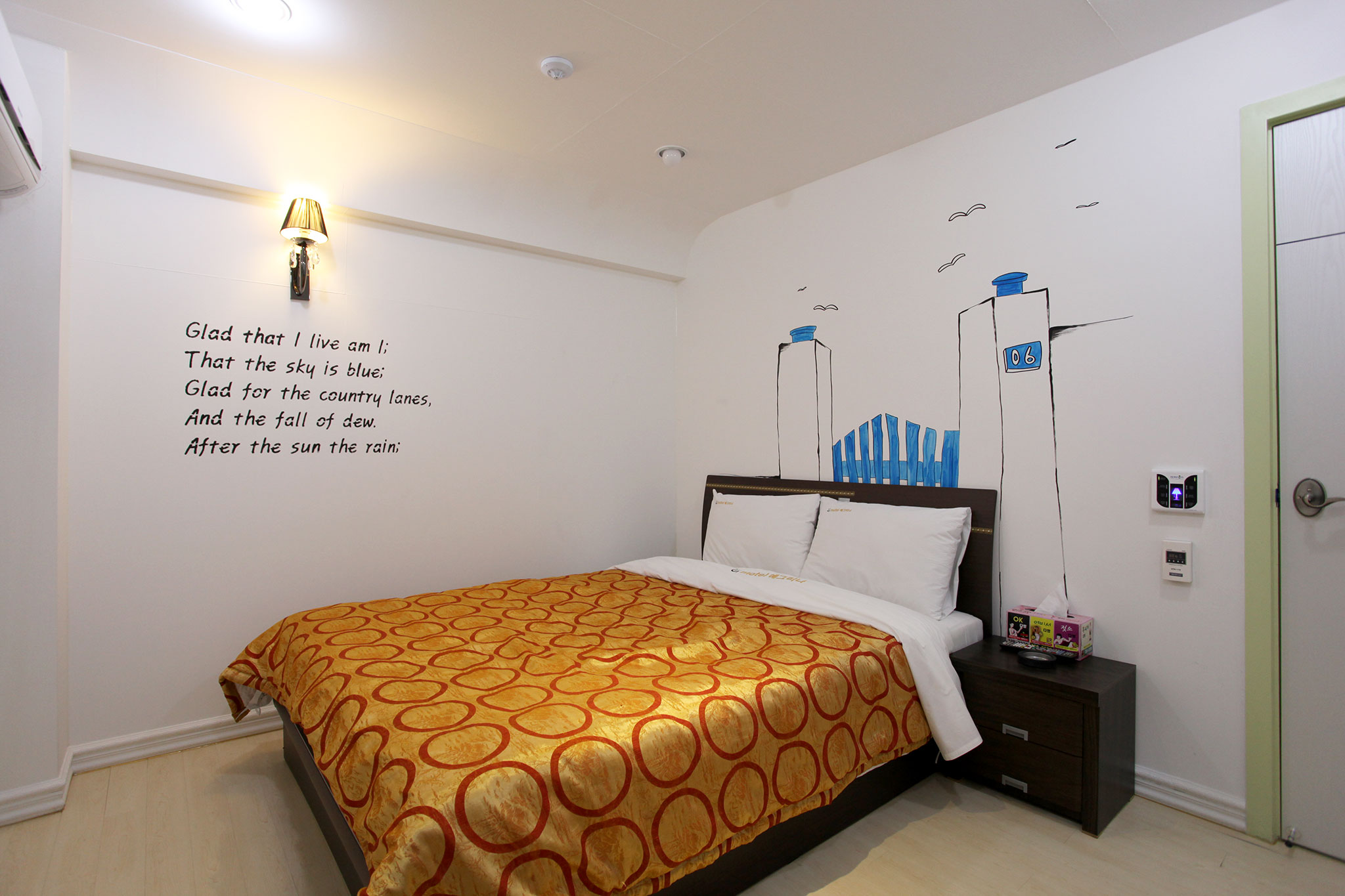 room detail thumbnail 2