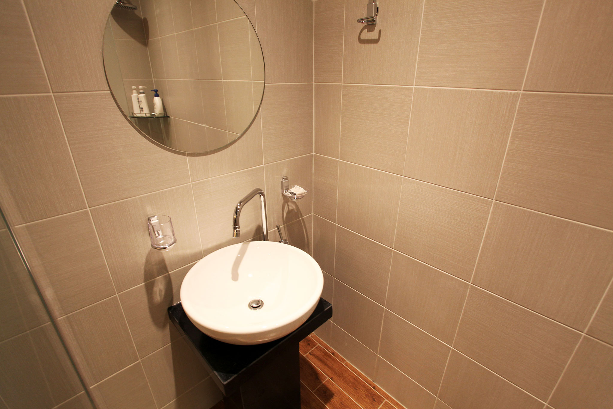 room detail thumbnail 2