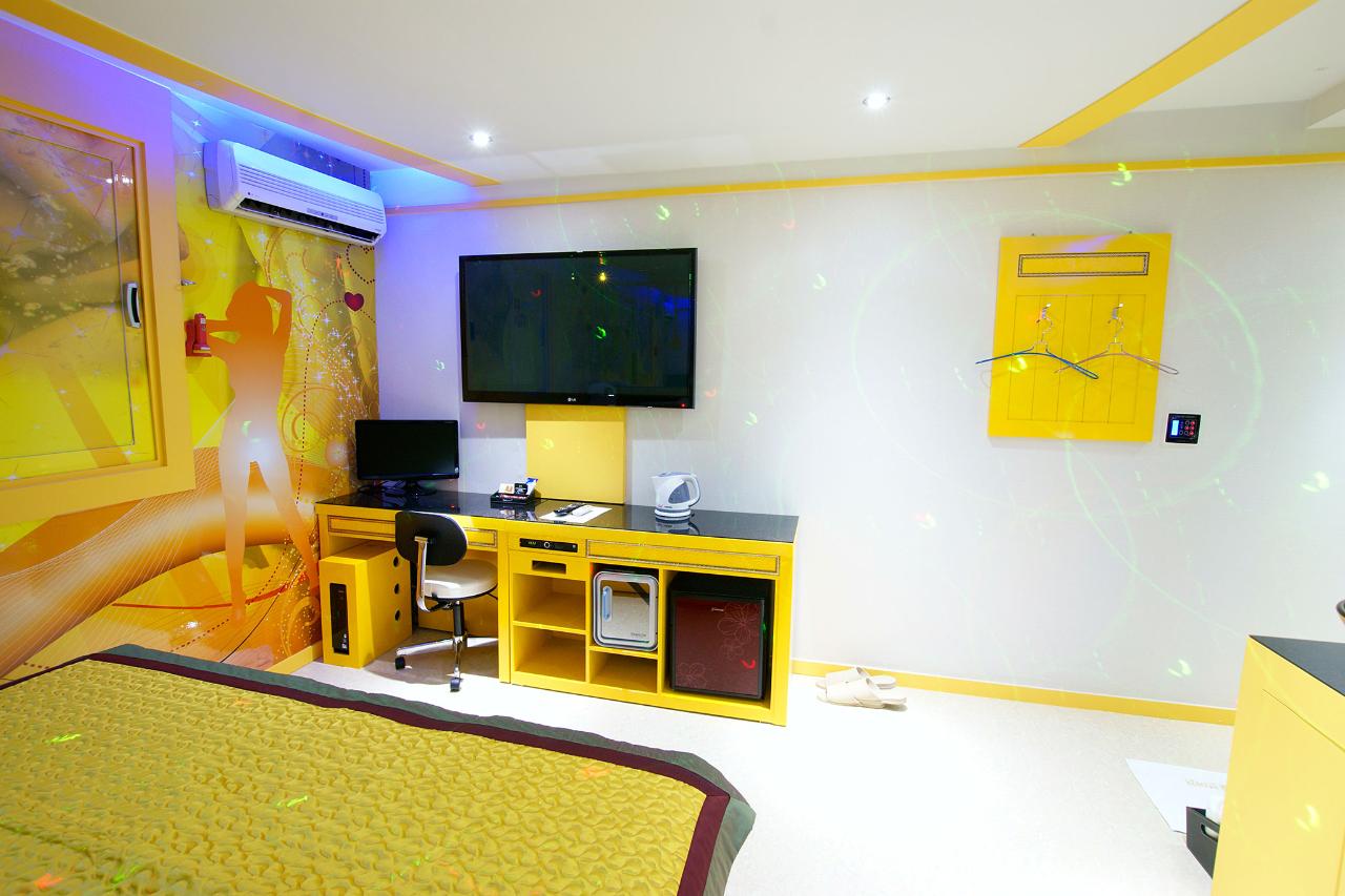 room detail thumbnail 2