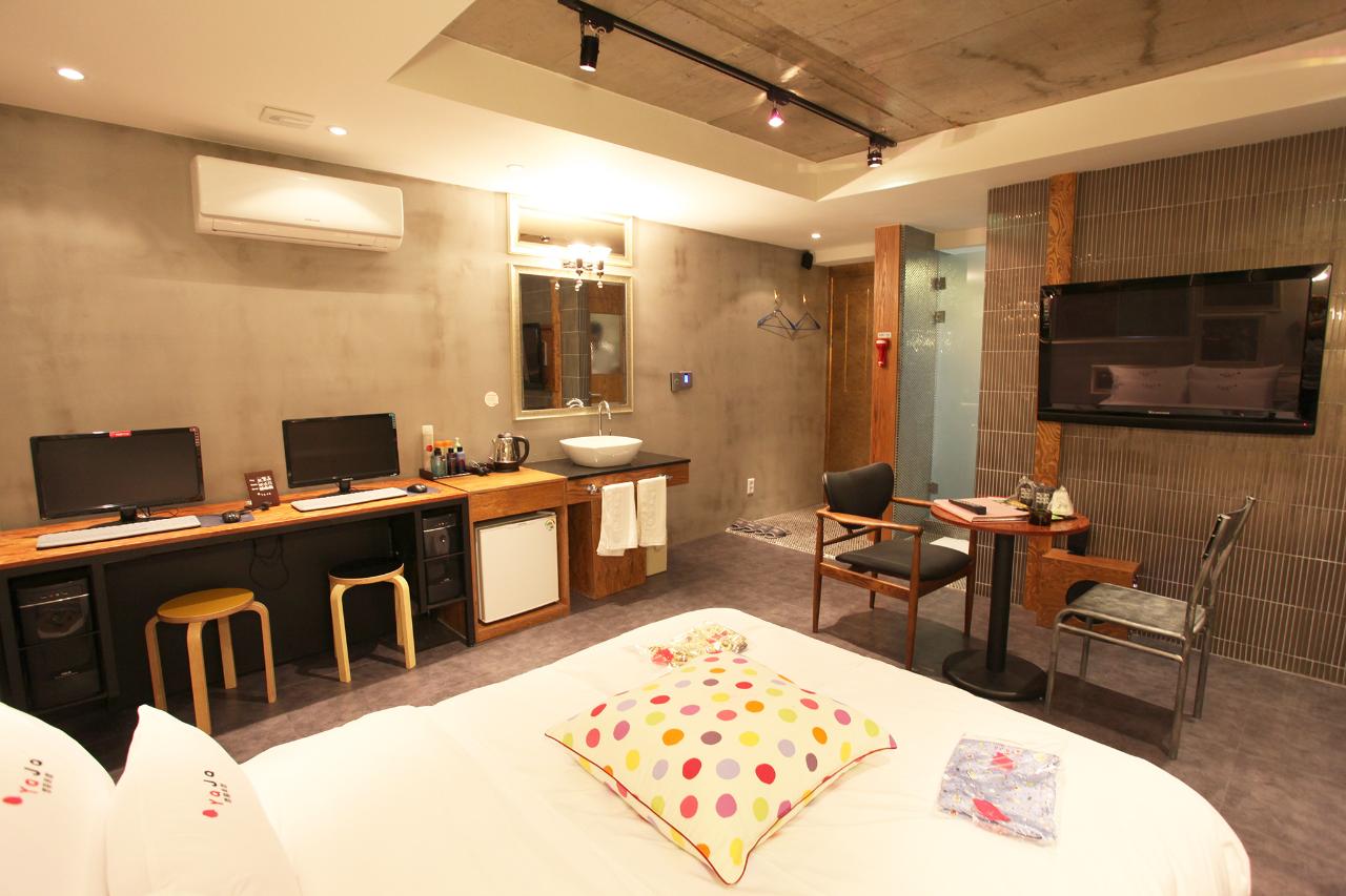 room detail thumbnail 2