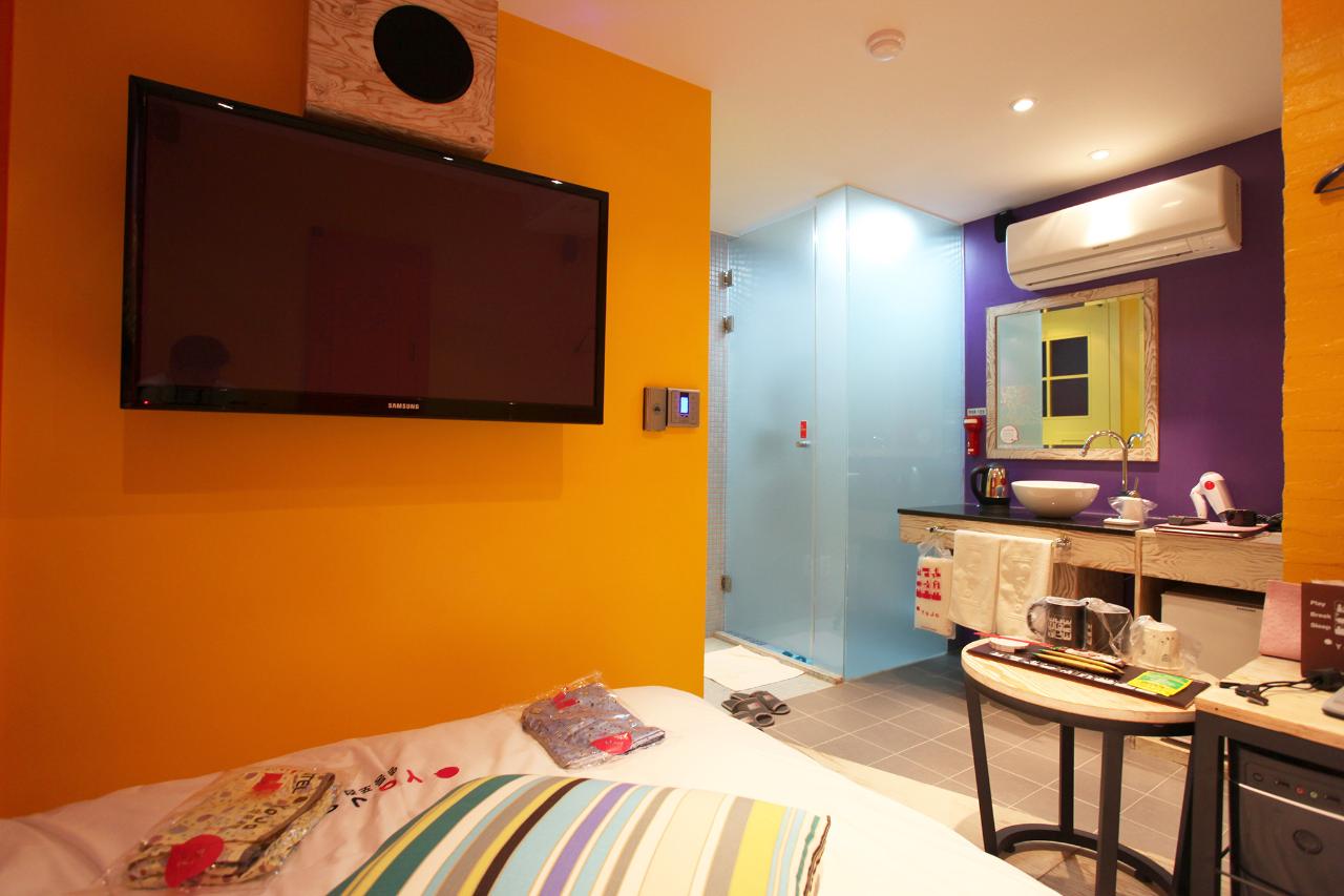 room detail thumbnail 2