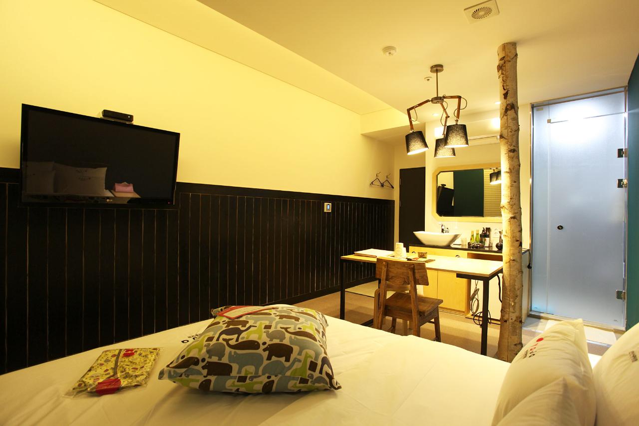 room detail thumbnail 2
