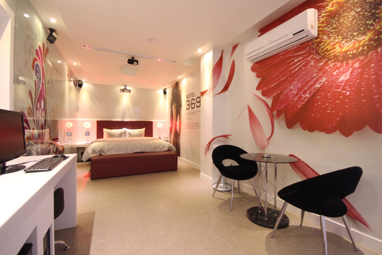 room detail thumbnail 1