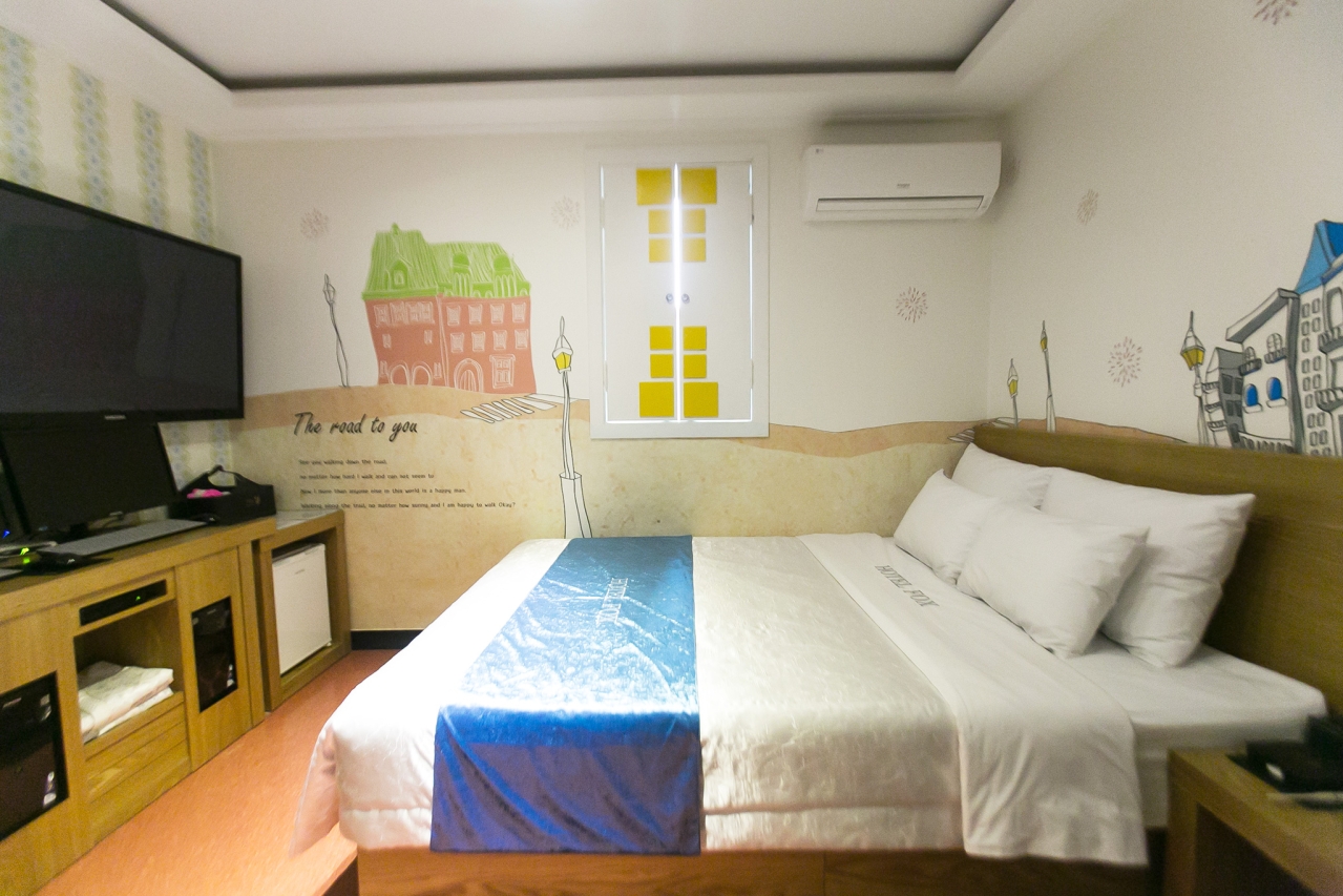 room detail thumbnail 1