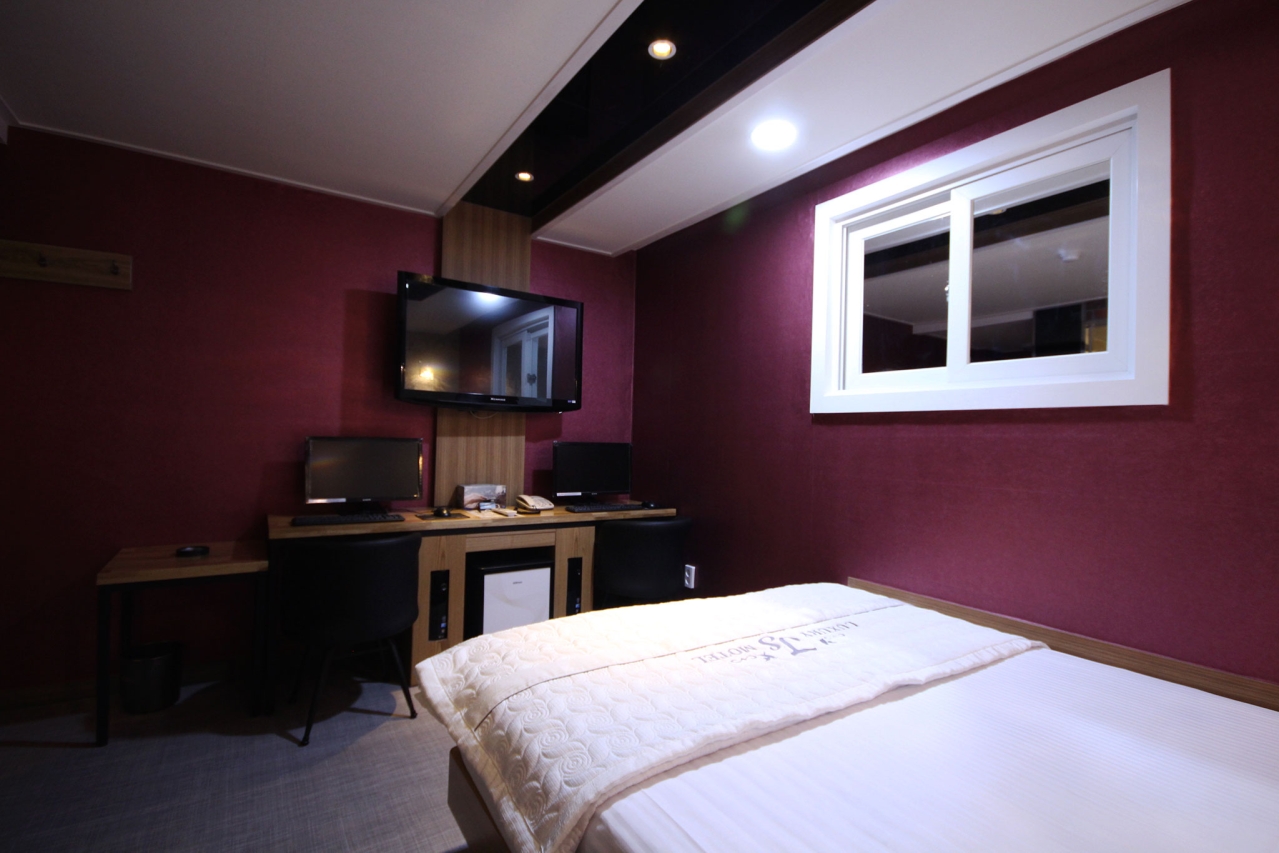 room detail thumbnail 1