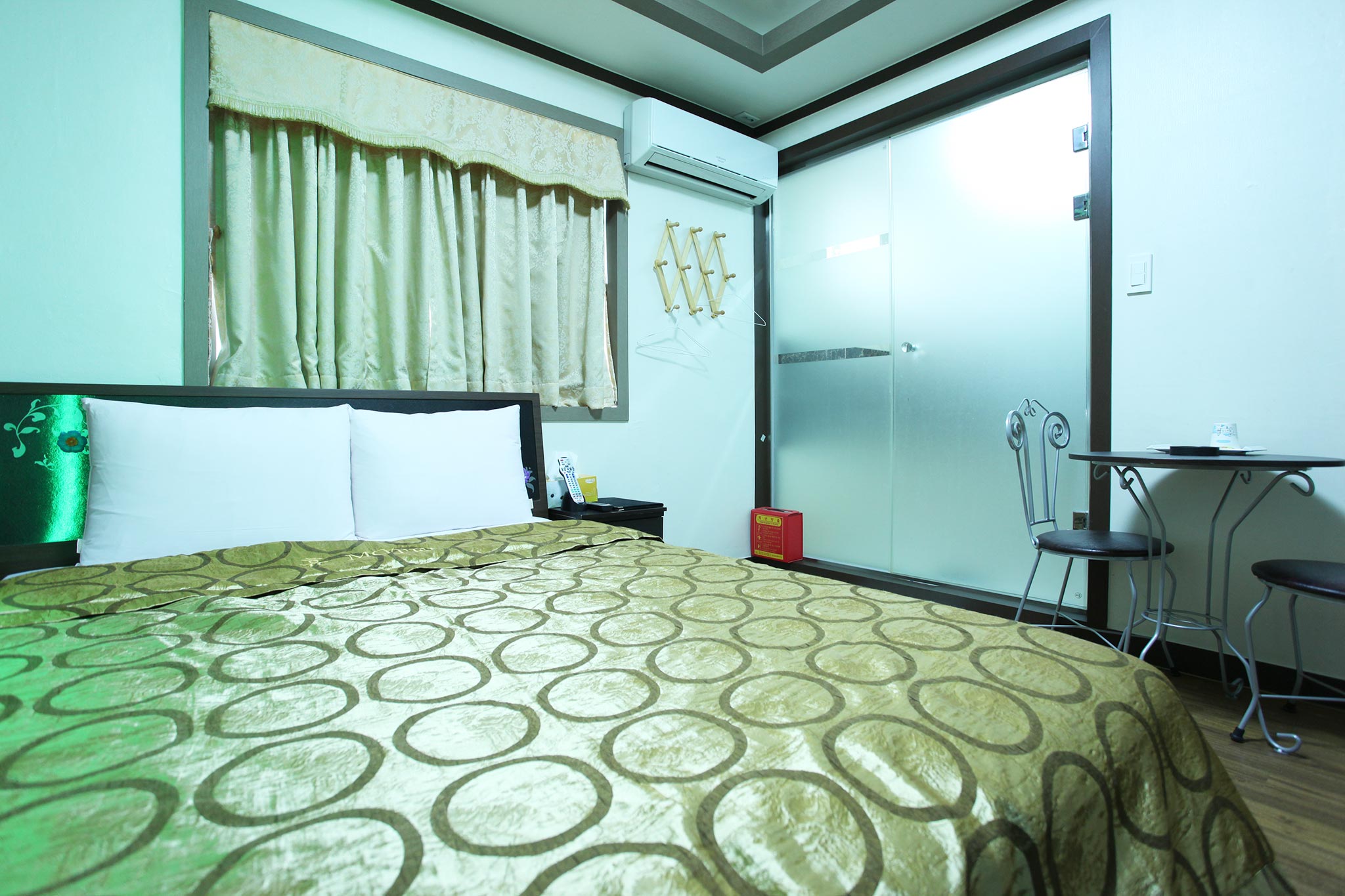 room detail thumbnail 2