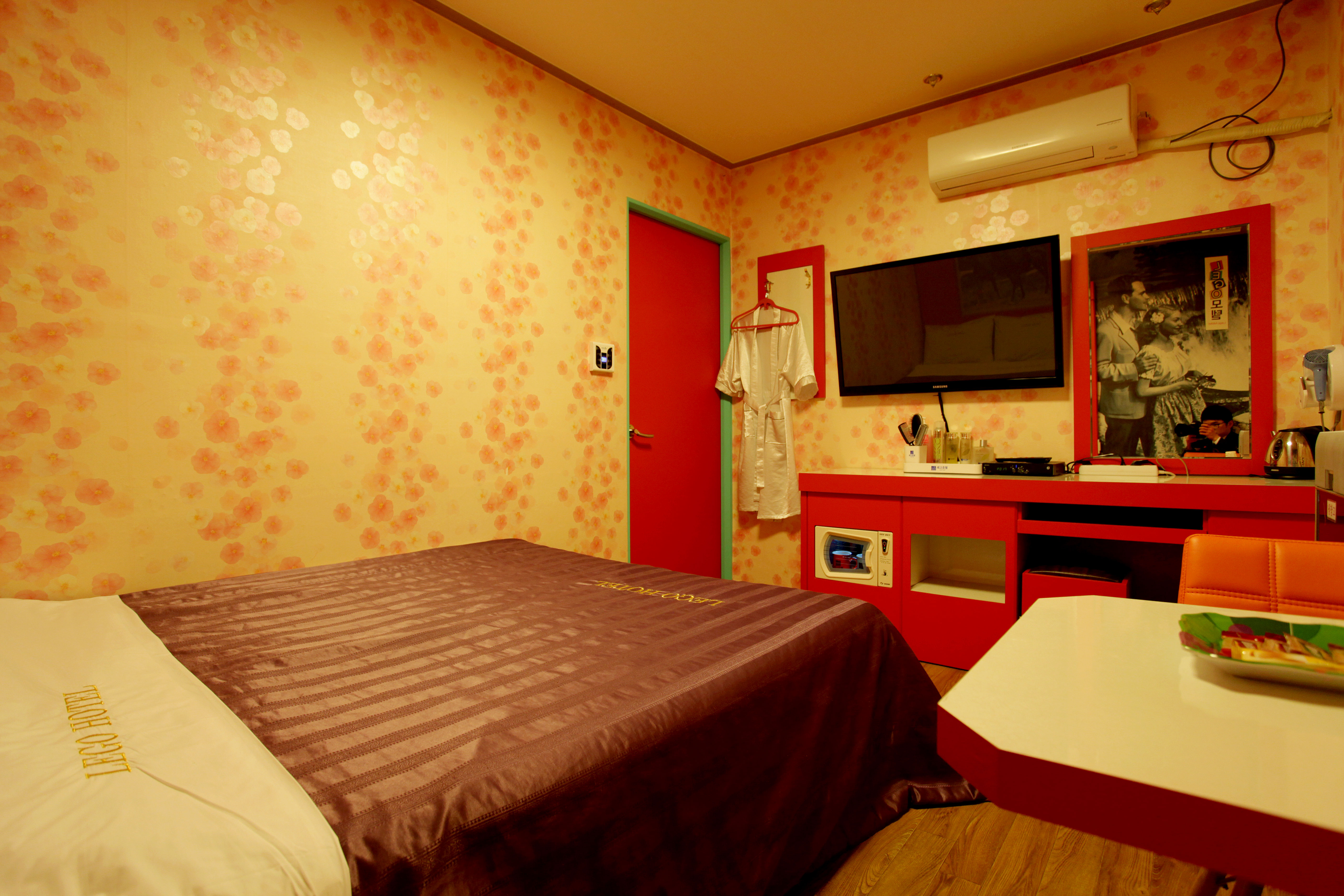 room detail thumbnail 2