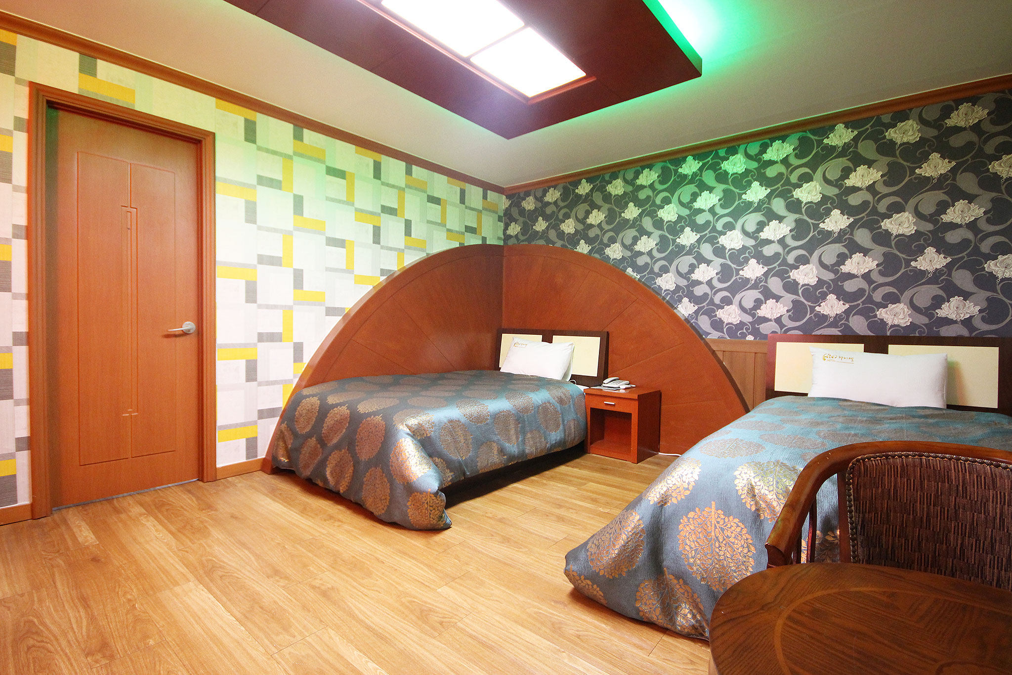 room detail thumbnail 1