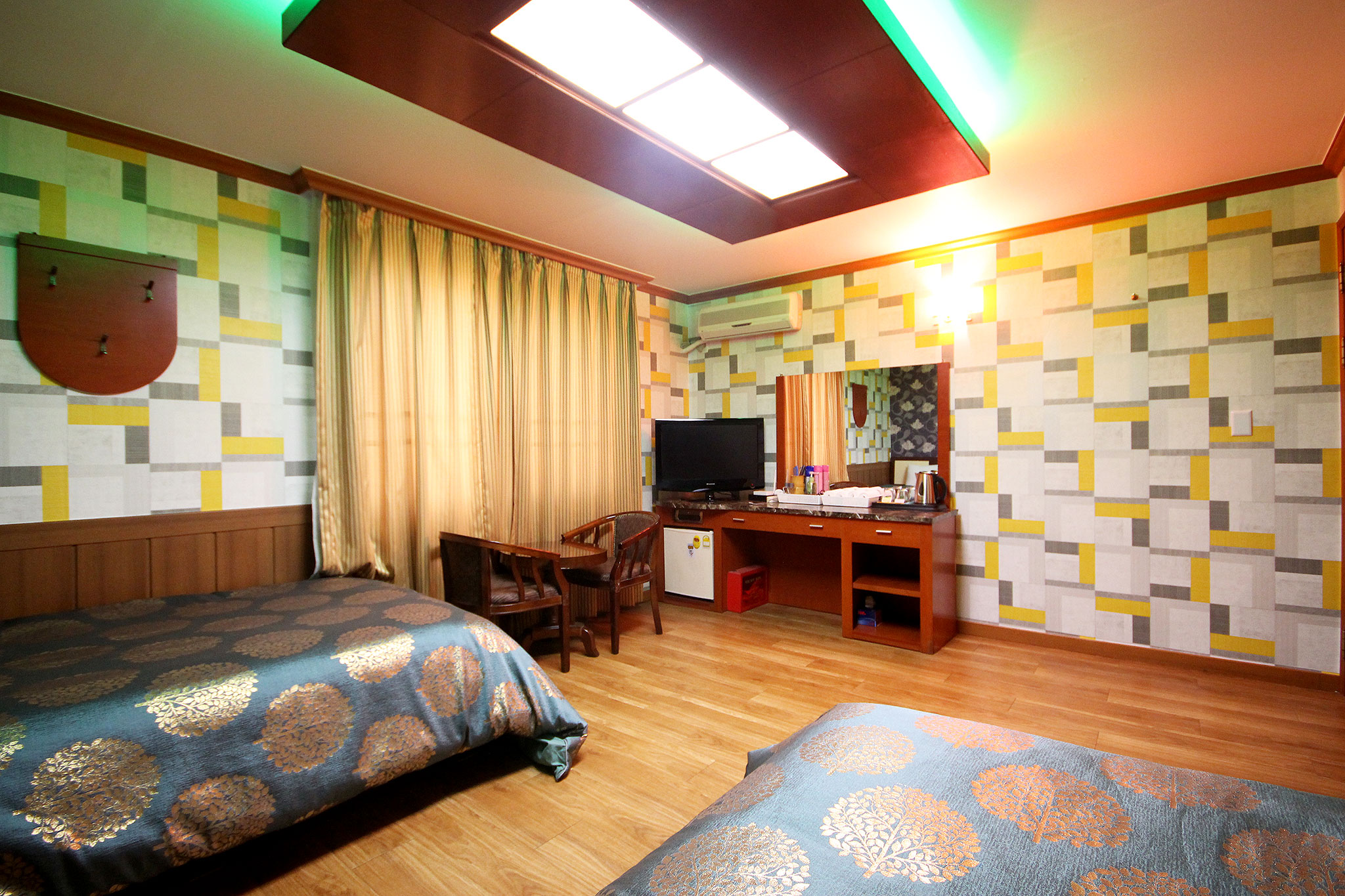 room detail thumbnail 2