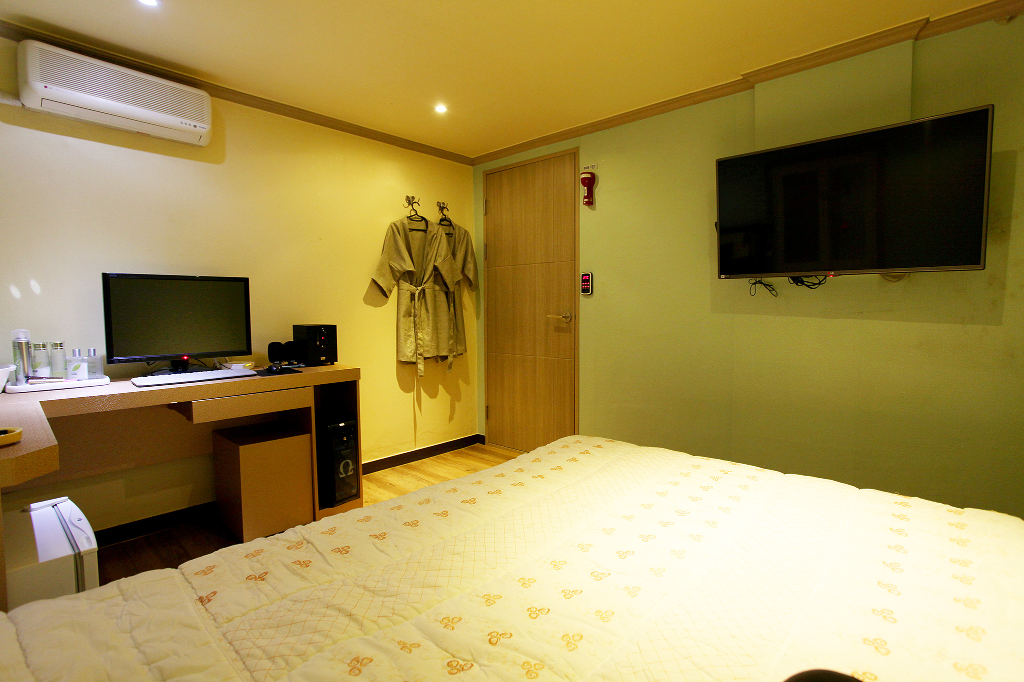 room detail thumbnail 2