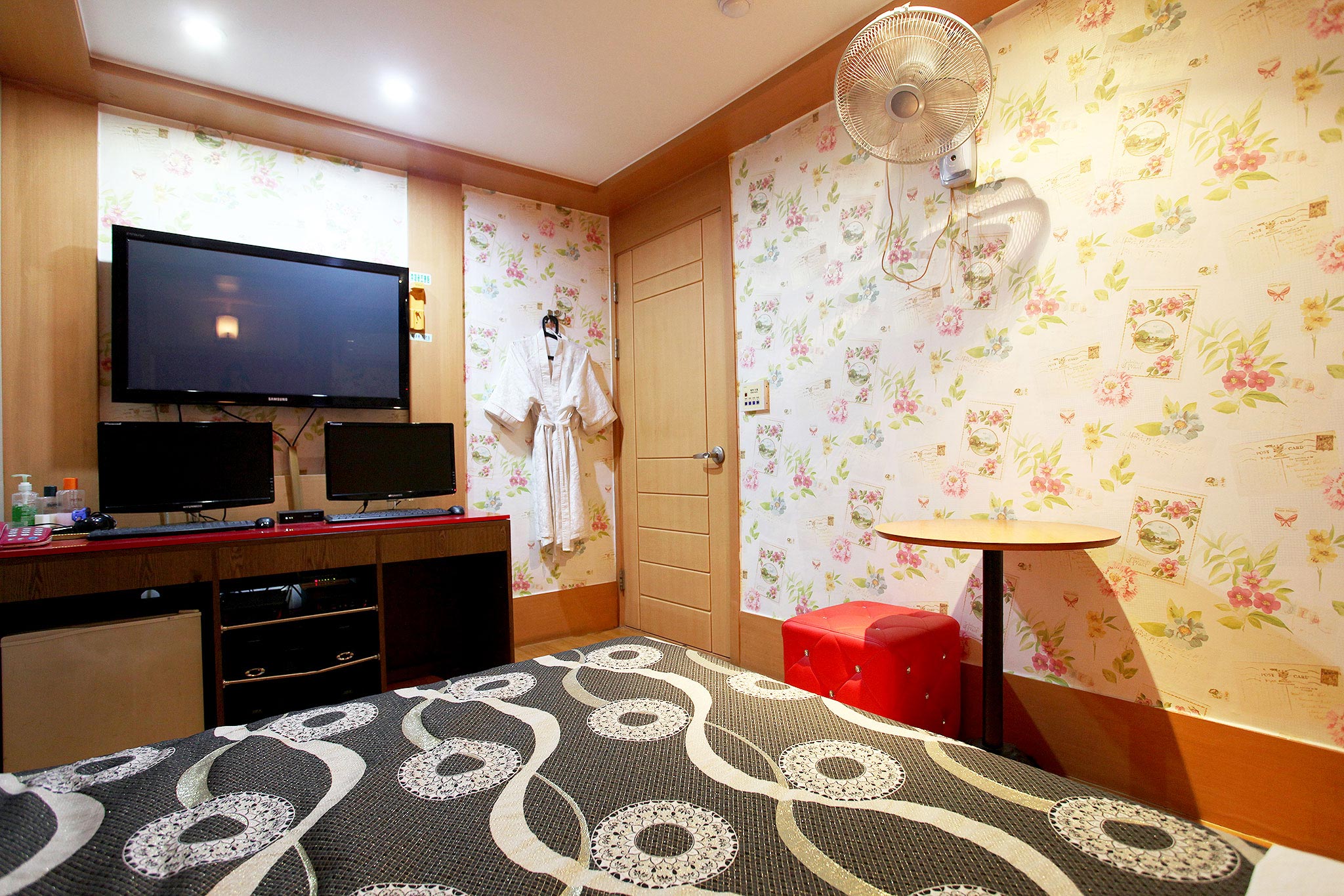 room detail thumbnail 2