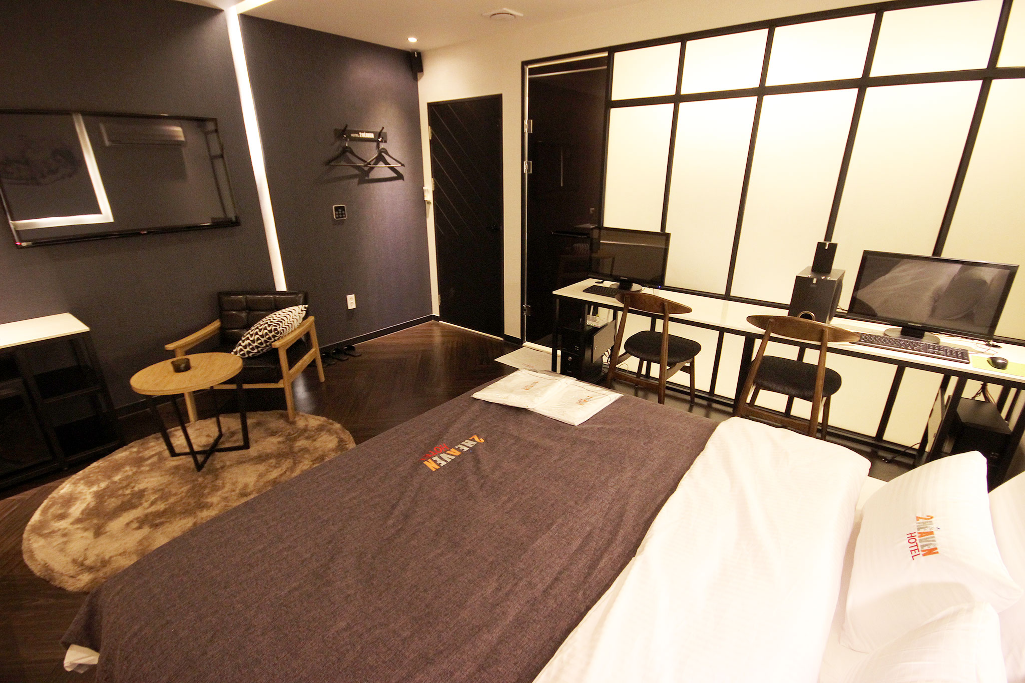 room detail thumbnail 2
