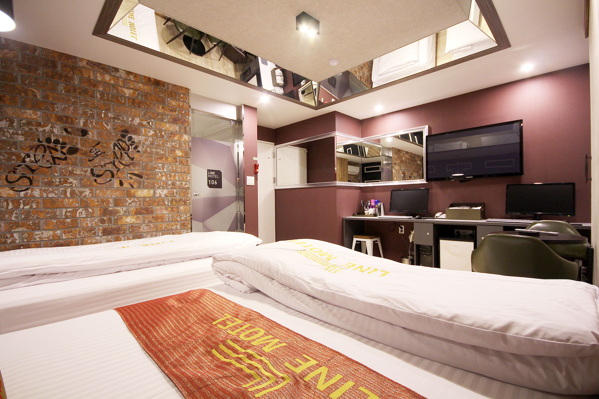 room detail thumbnail 2