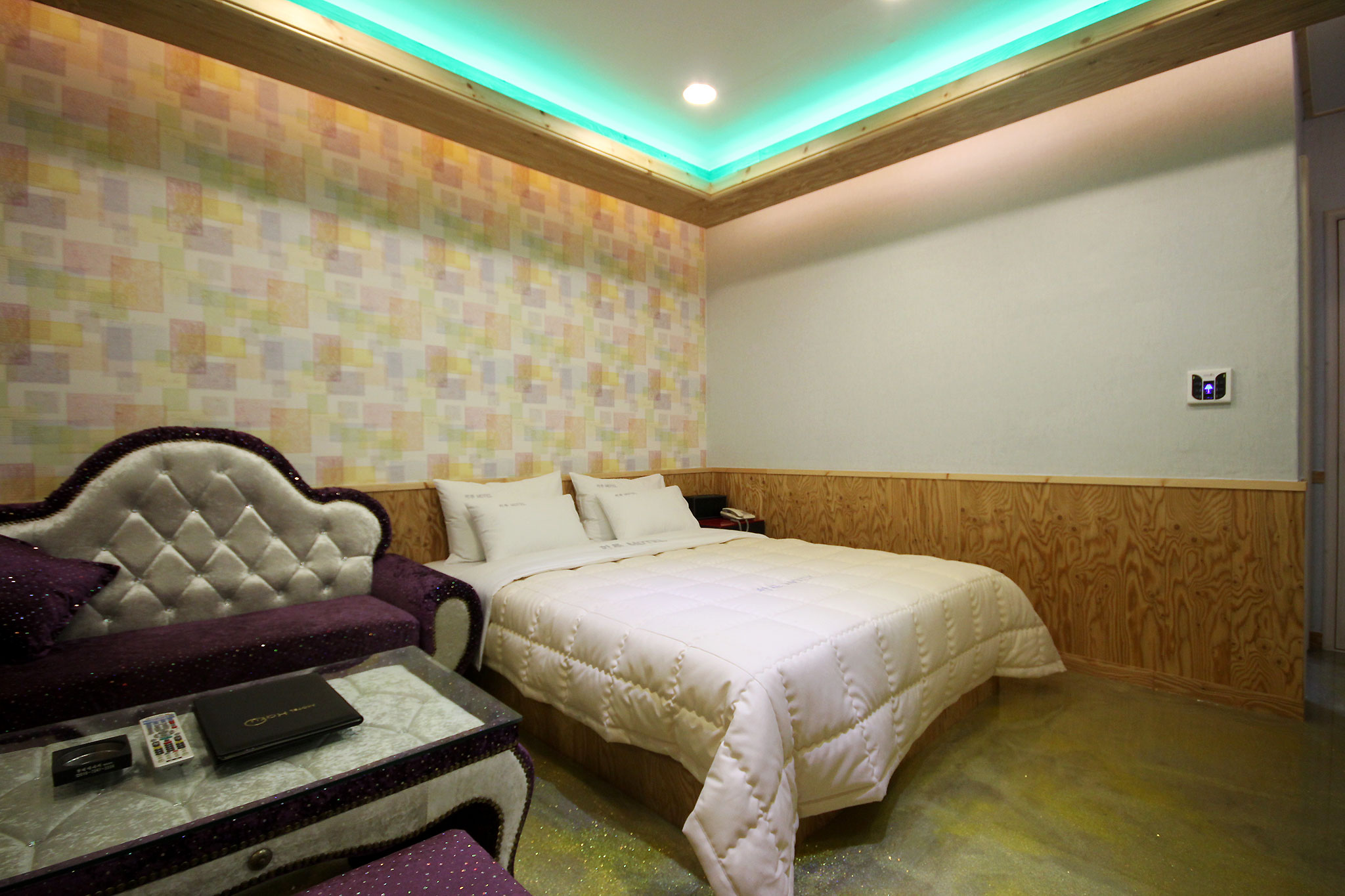 room detail thumbnail 2