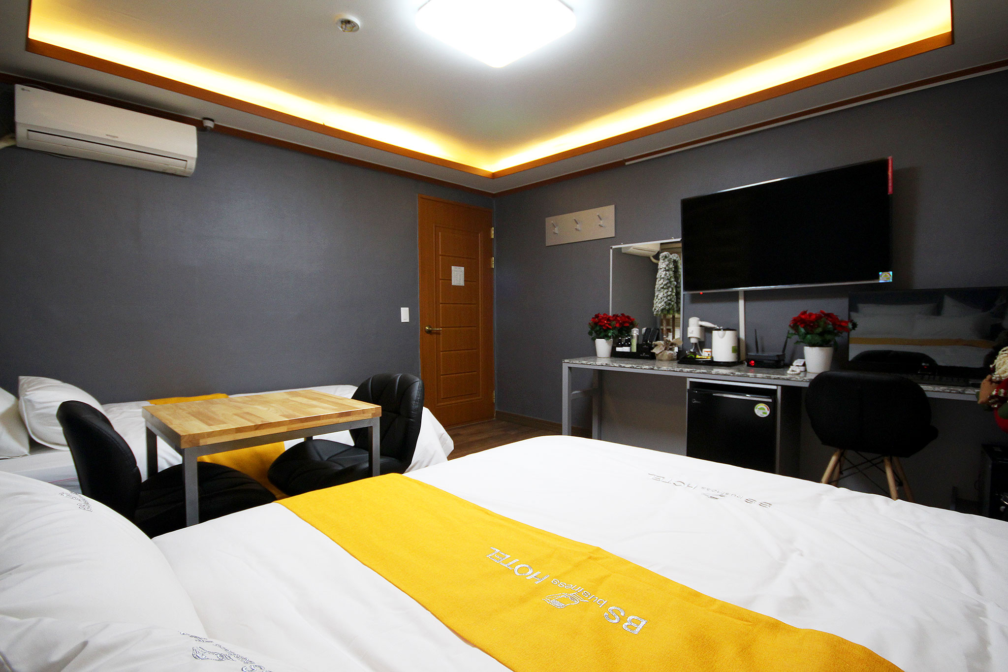 room detail thumbnail 2