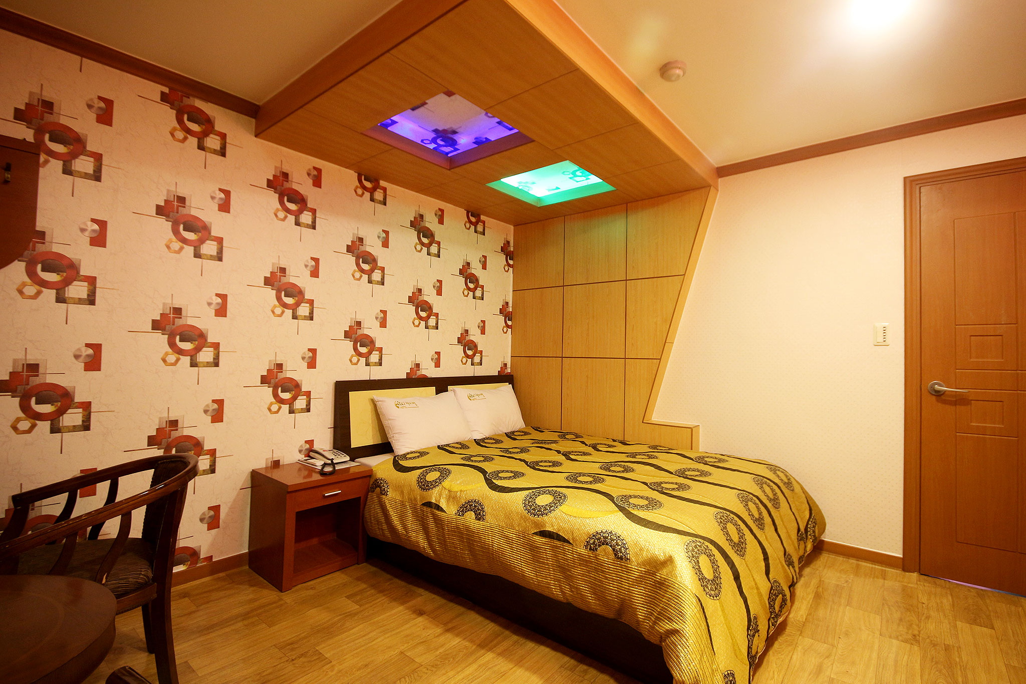 room detail thumbnail 1