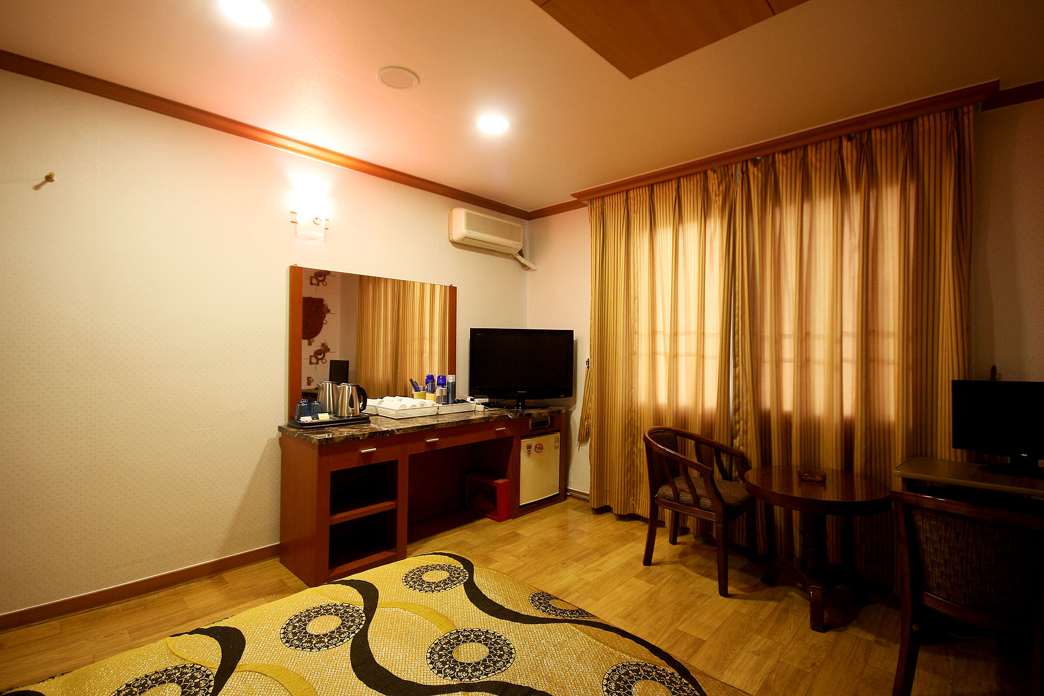 room detail thumbnail 2