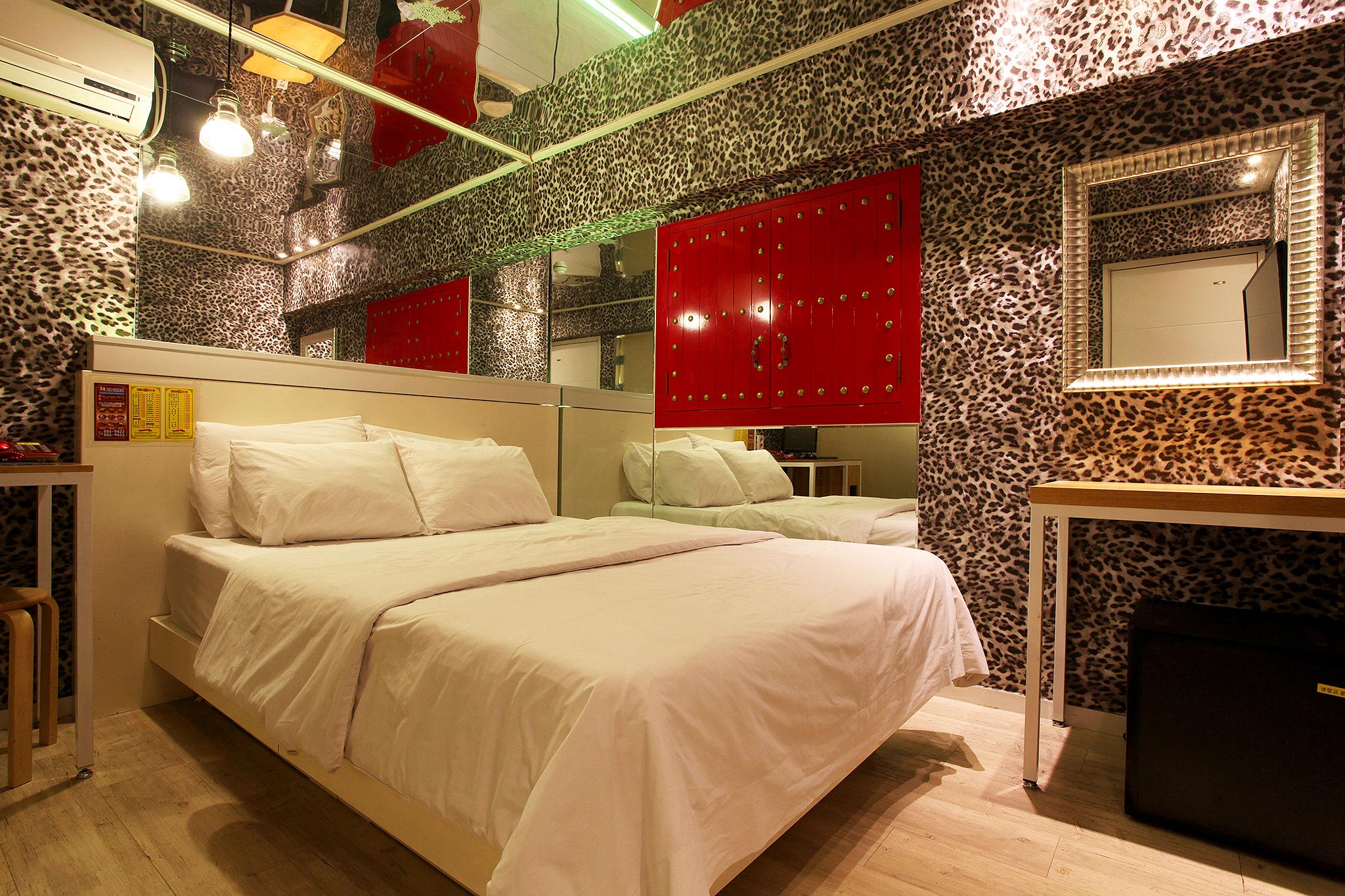 room detail thumbnail 2