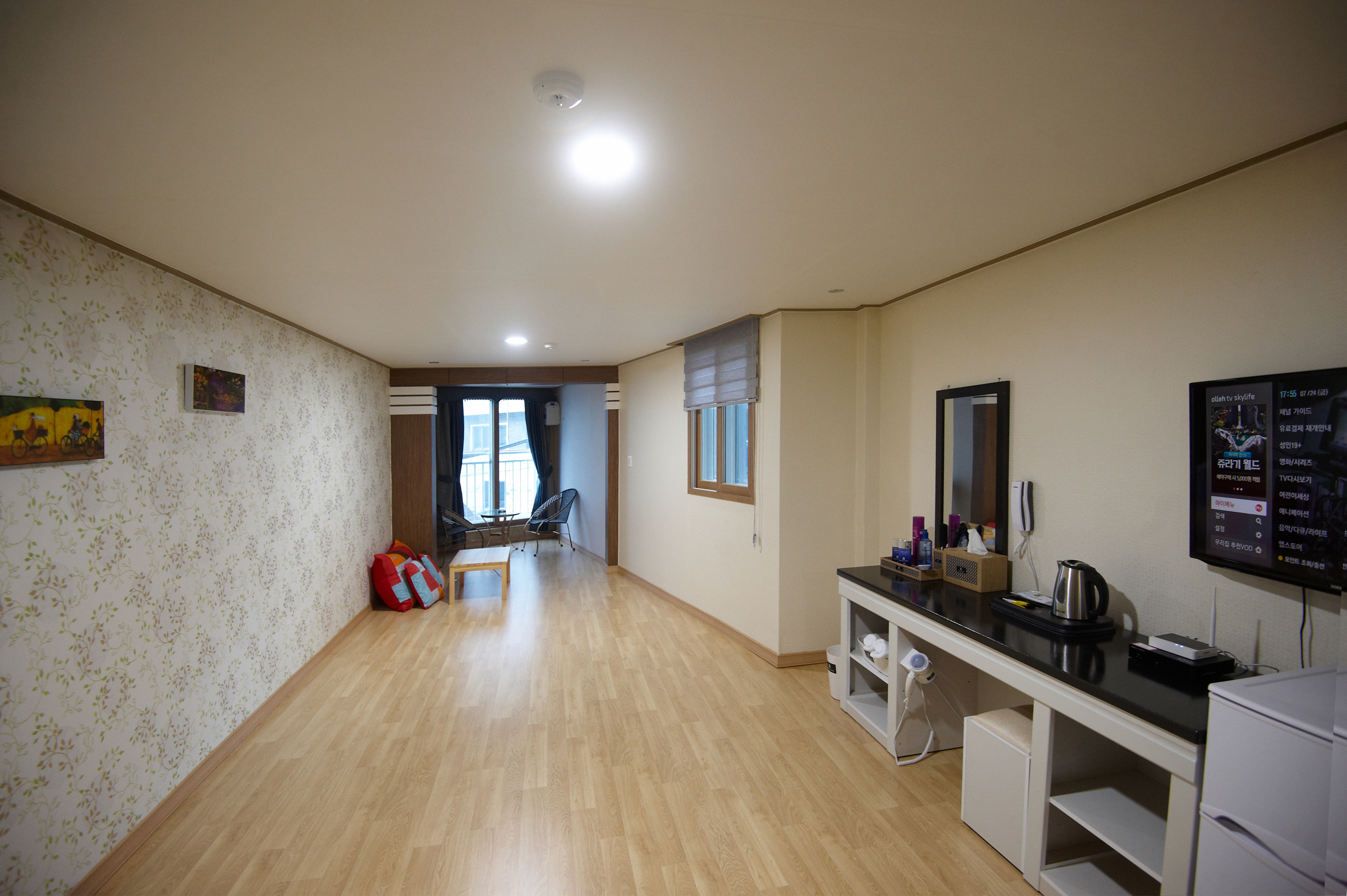 room detail thumbnail 2