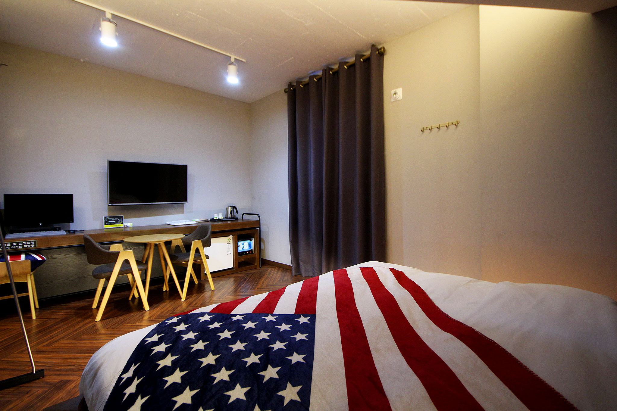 room detail thumbnail 2