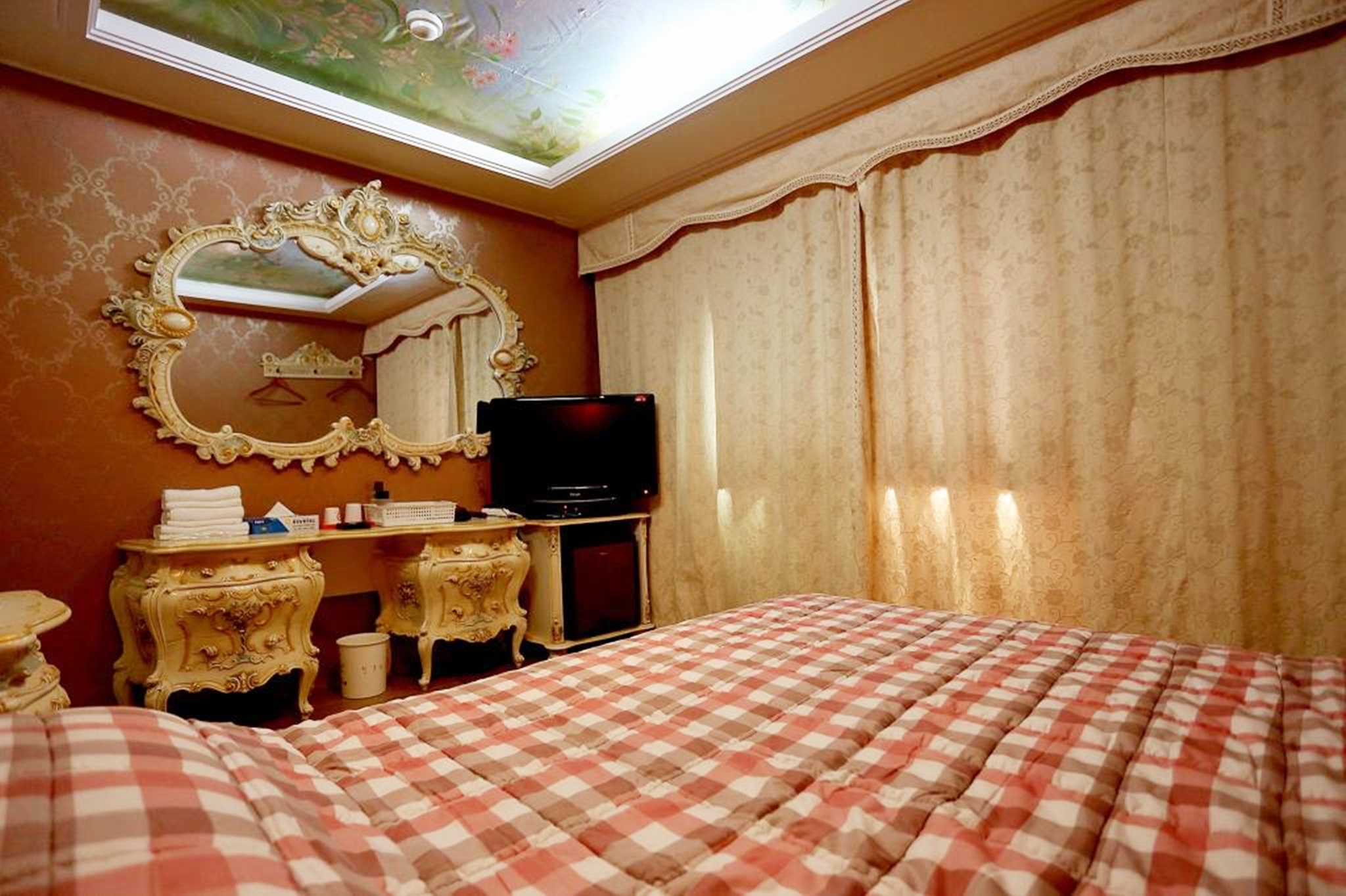 room detail thumbnail 1