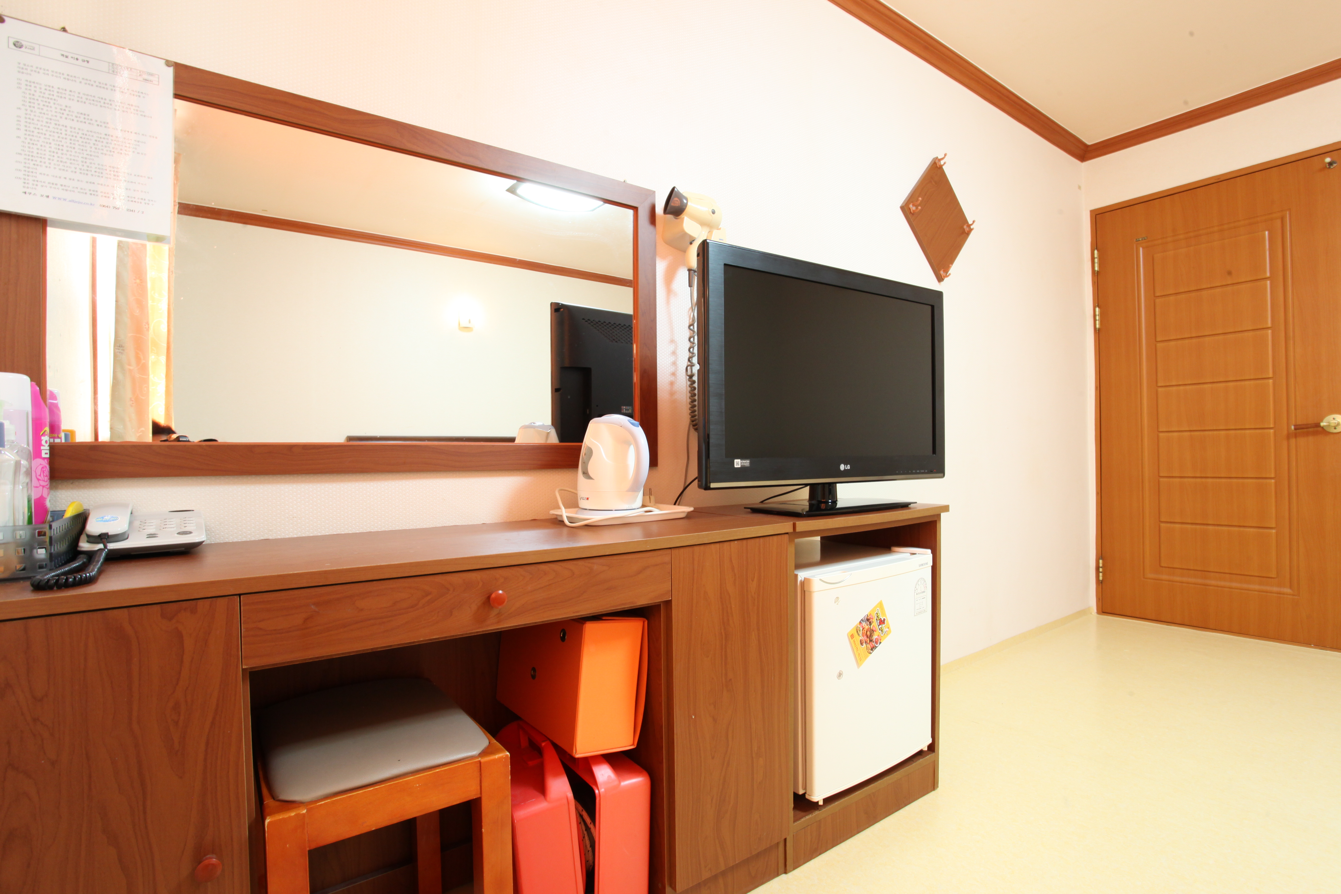 room detail thumbnail 2
