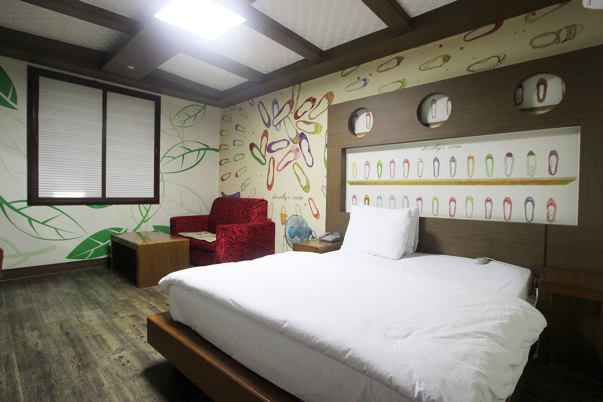 room detail thumbnail 1