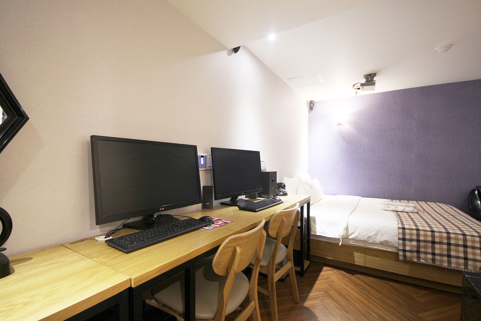 room detail thumbnail 1