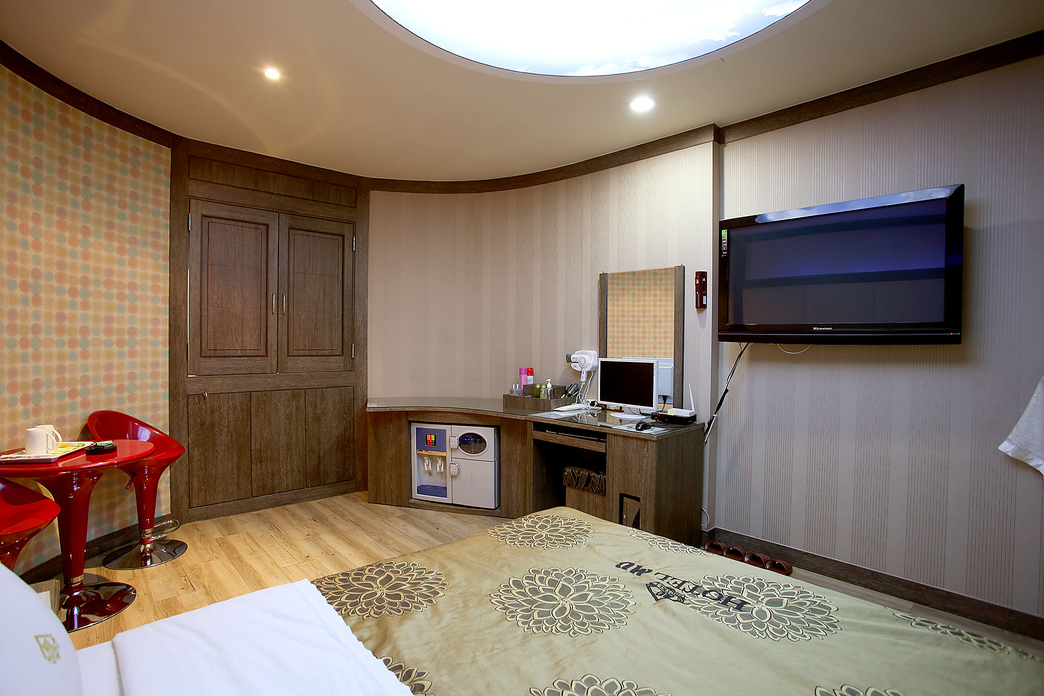 room detail thumbnail 2