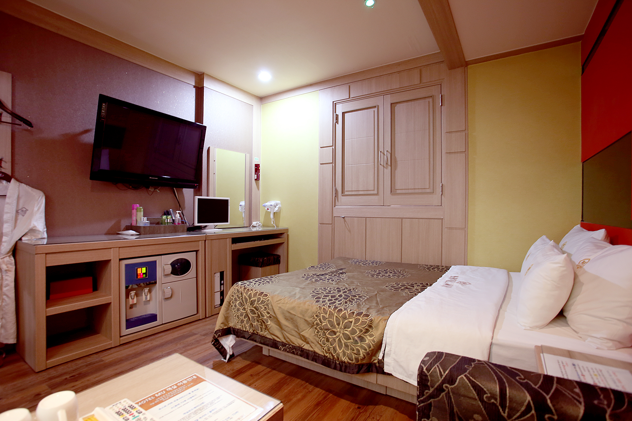 room detail thumbnail 1