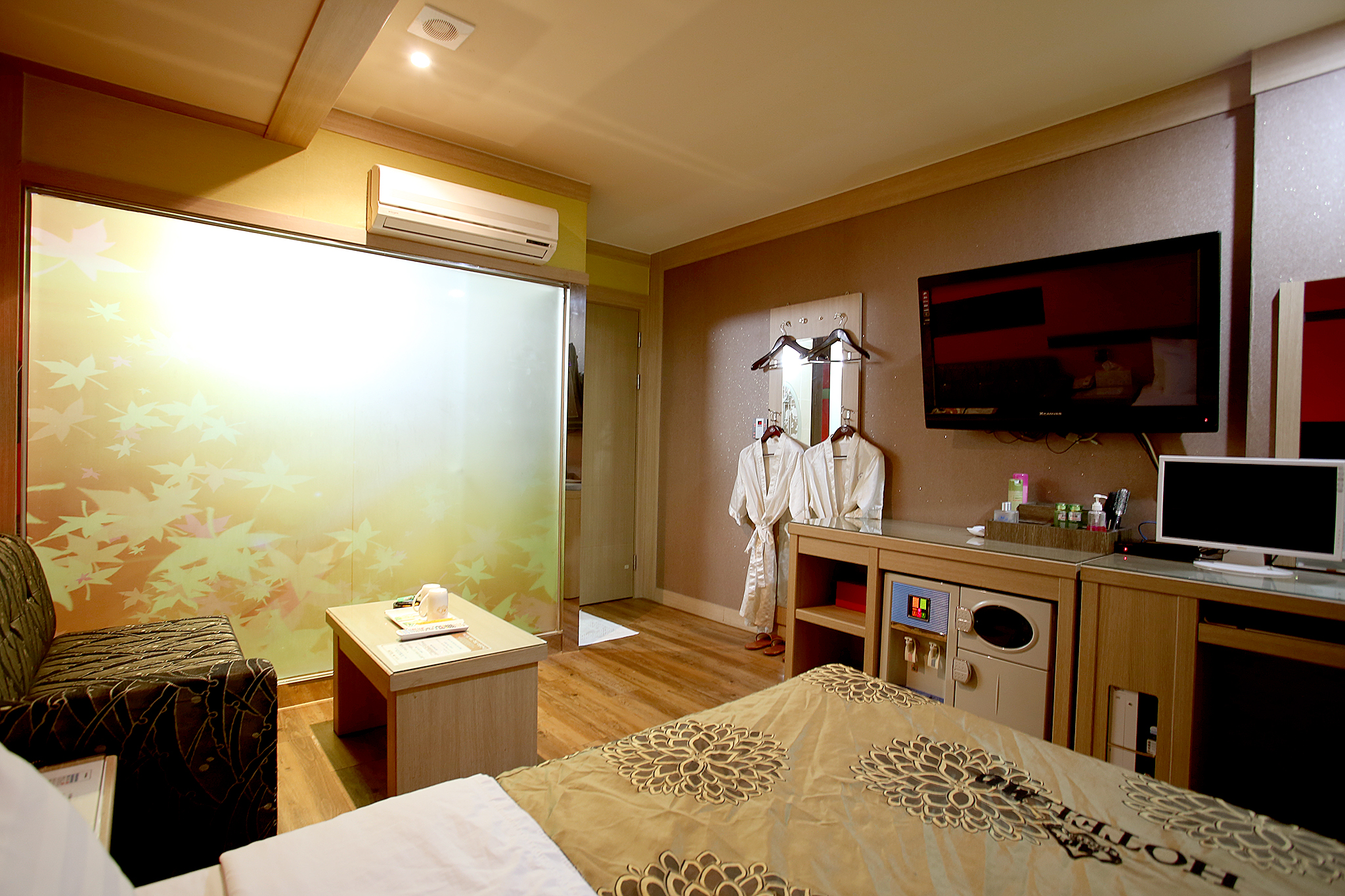 room detail thumbnail 2