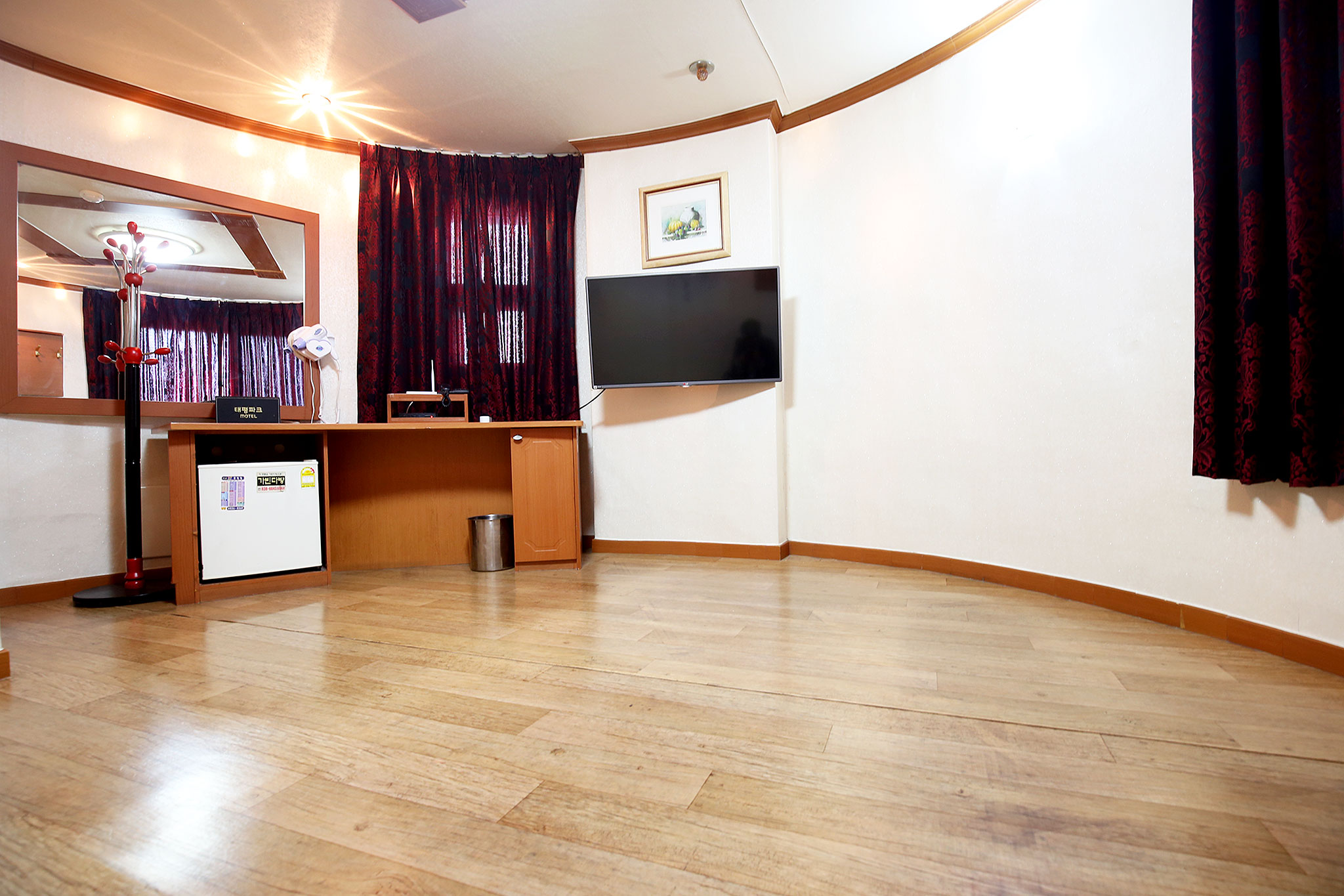 room detail thumbnail 1