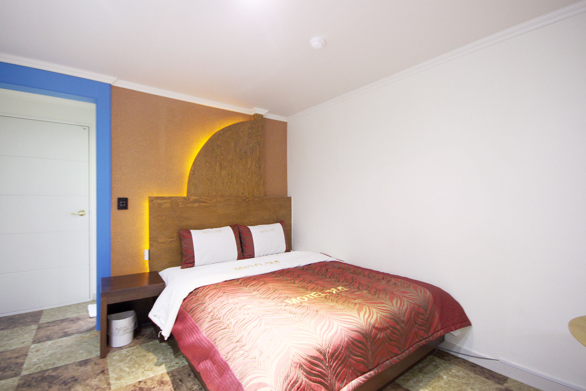 room detail thumbnail 2