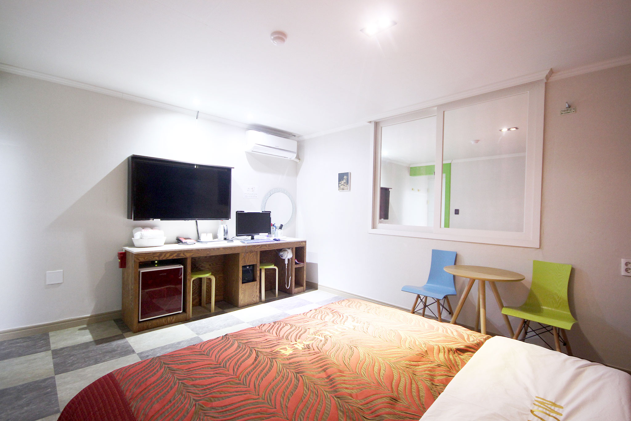 room detail thumbnail 2