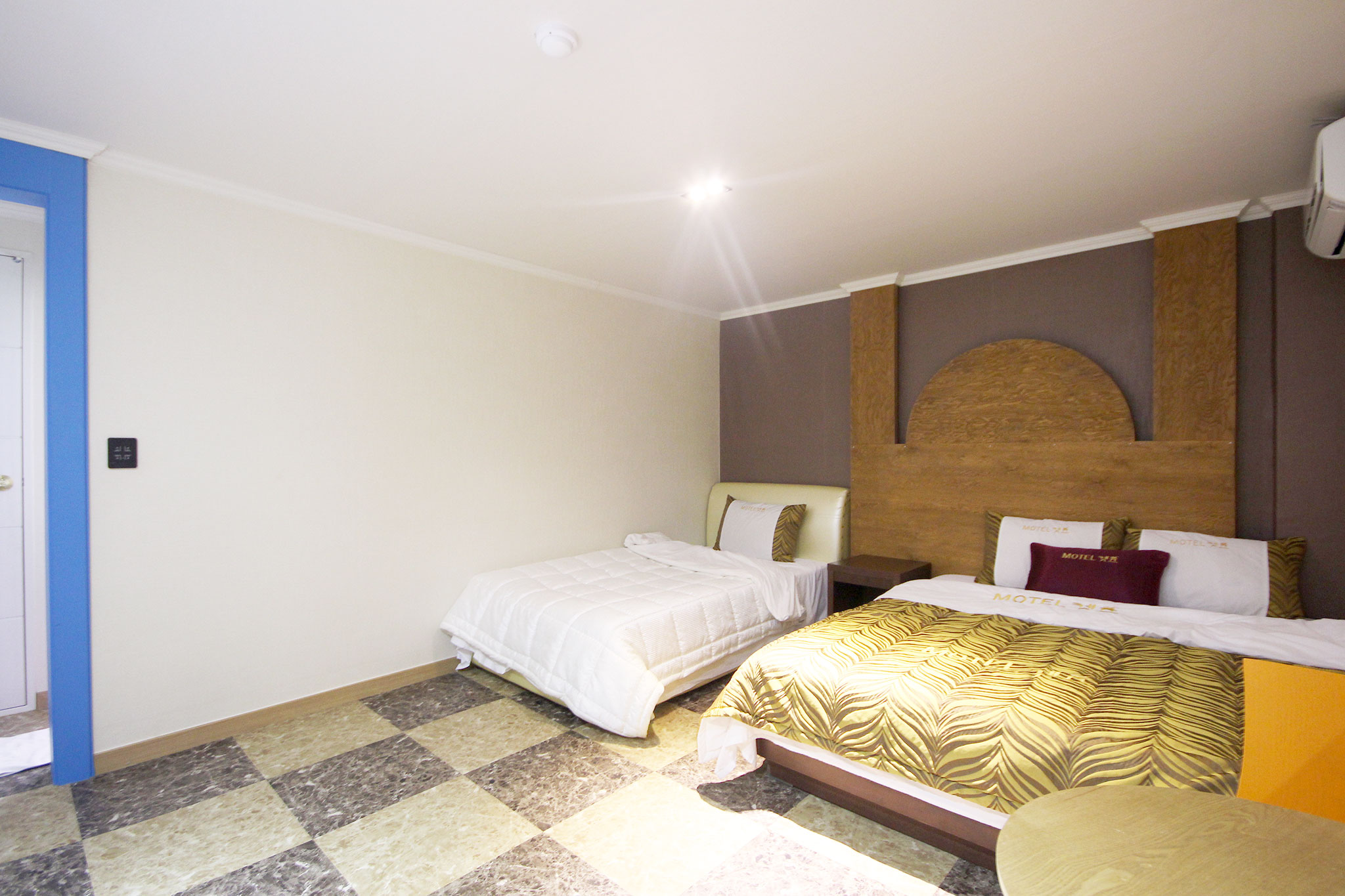 room detail thumbnail 2