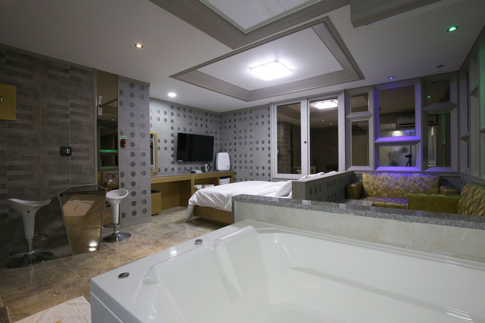 room detail thumbnail 2