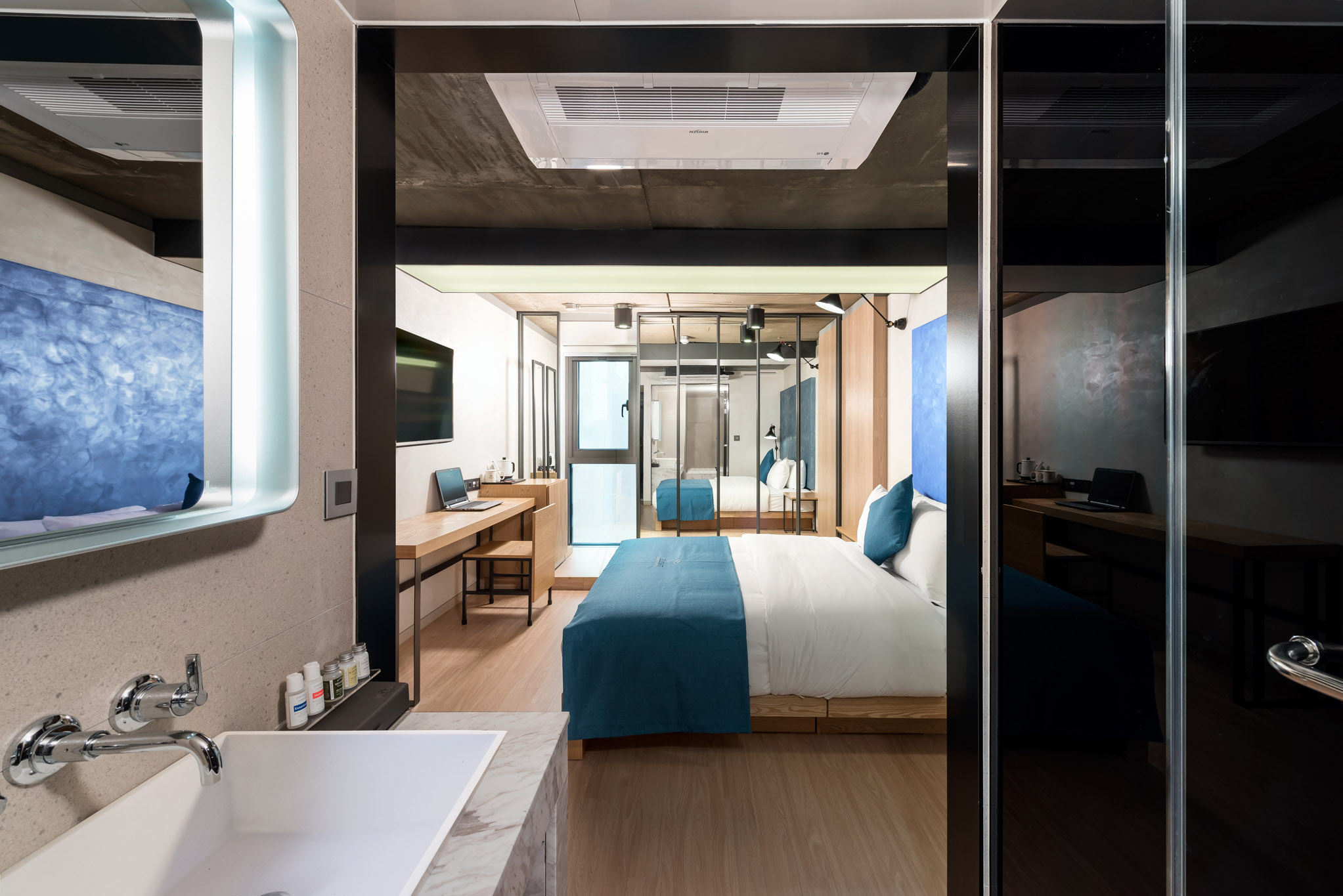 room detail thumbnail 2
