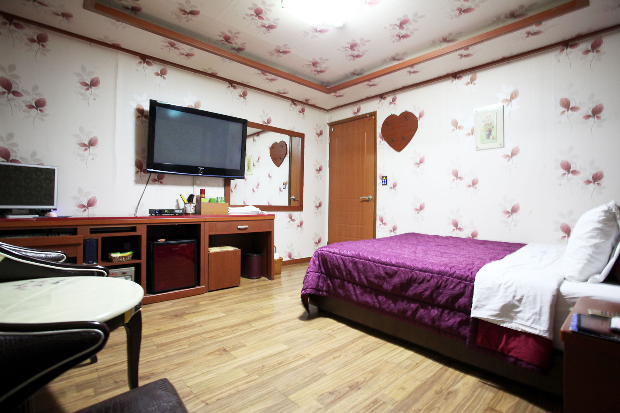 room detail thumbnail 2