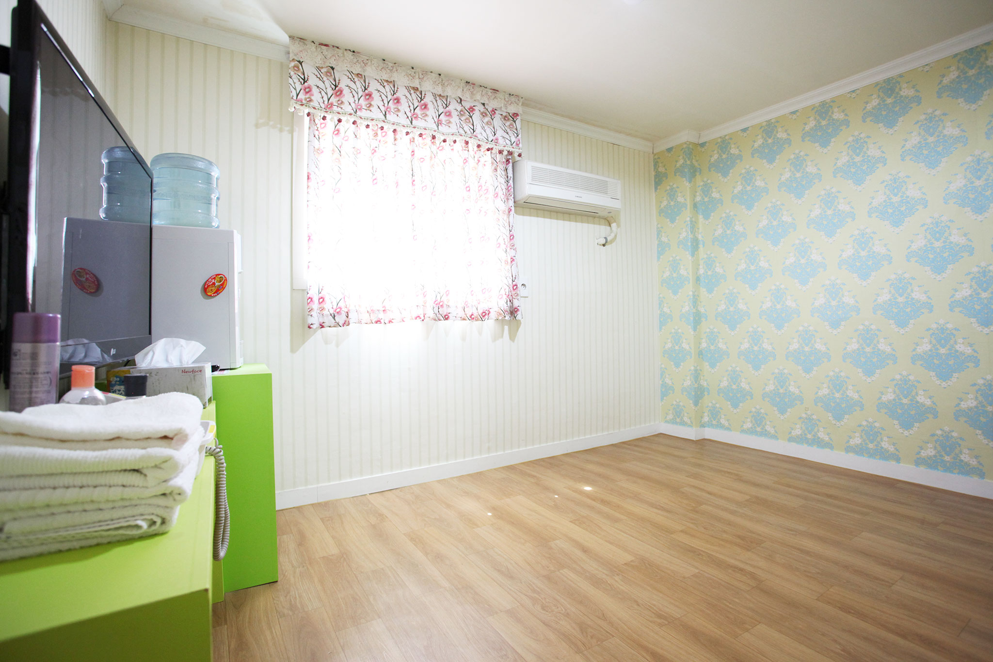 room detail thumbnail 2