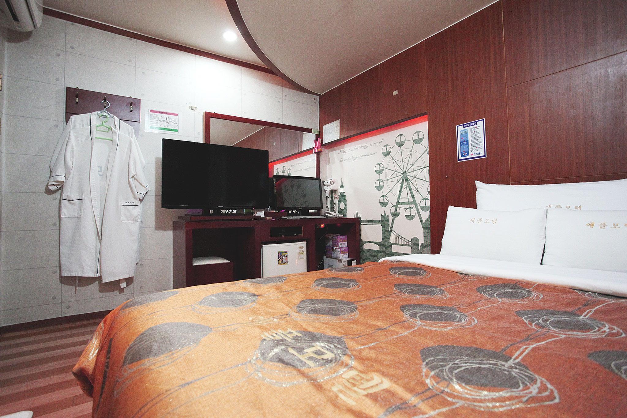 room detail thumbnail 2