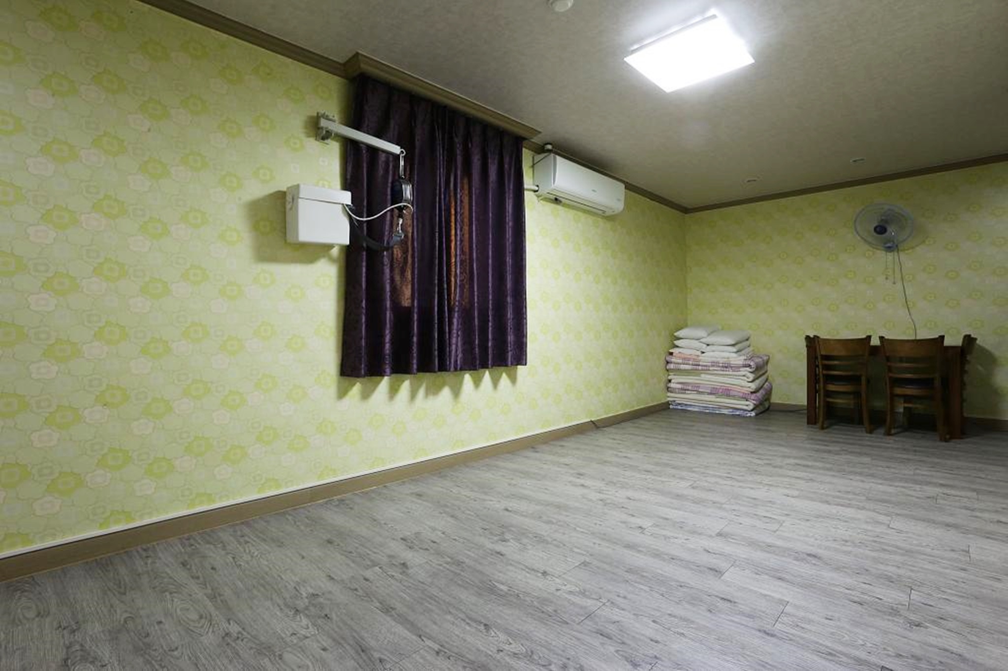 room detail thumbnail 2