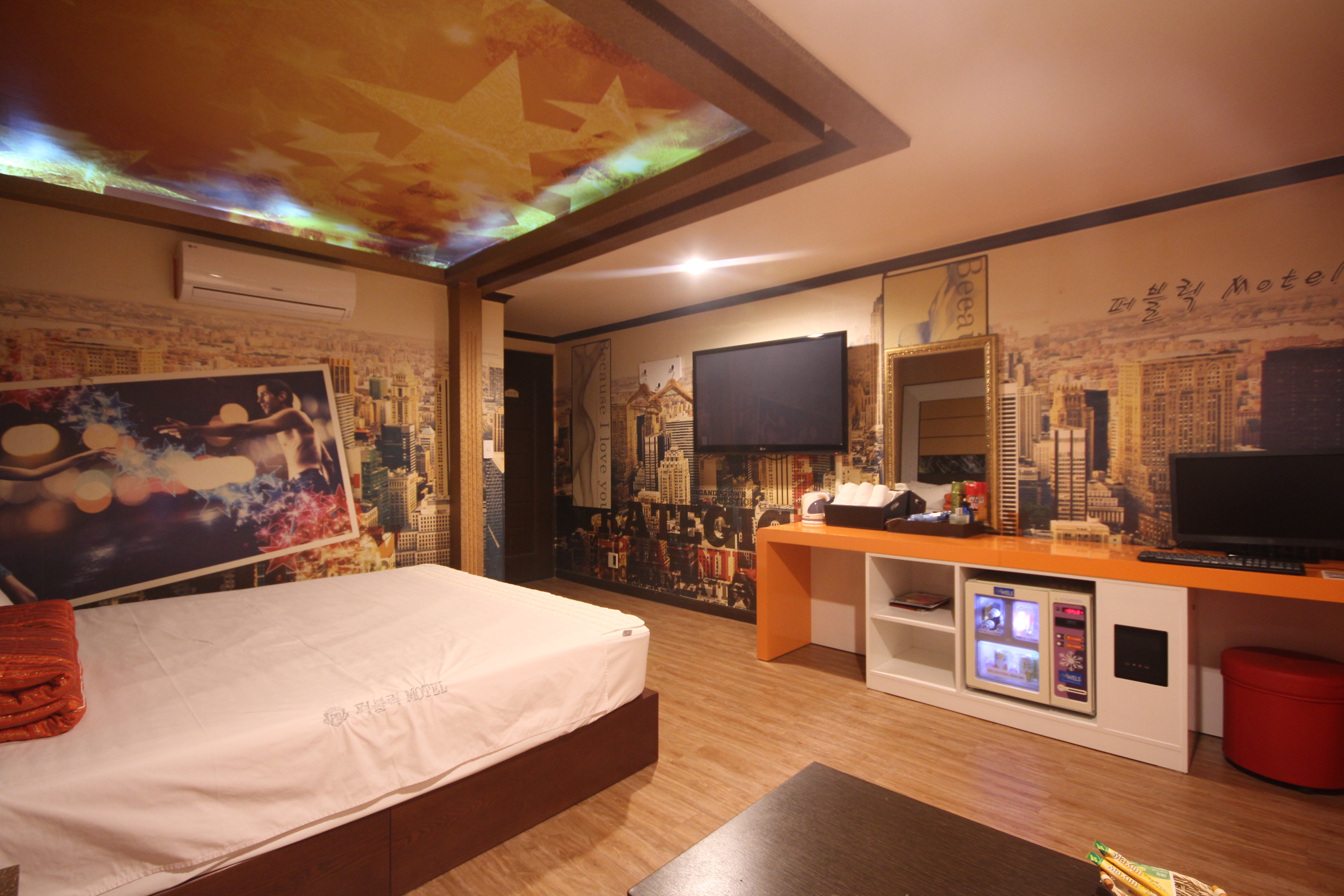 room detail thumbnail 2