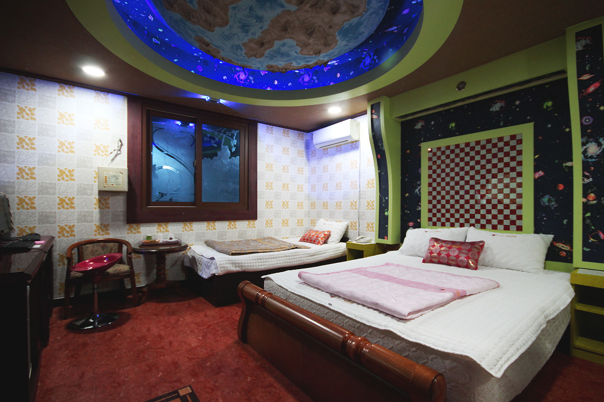 room detail thumbnail 2