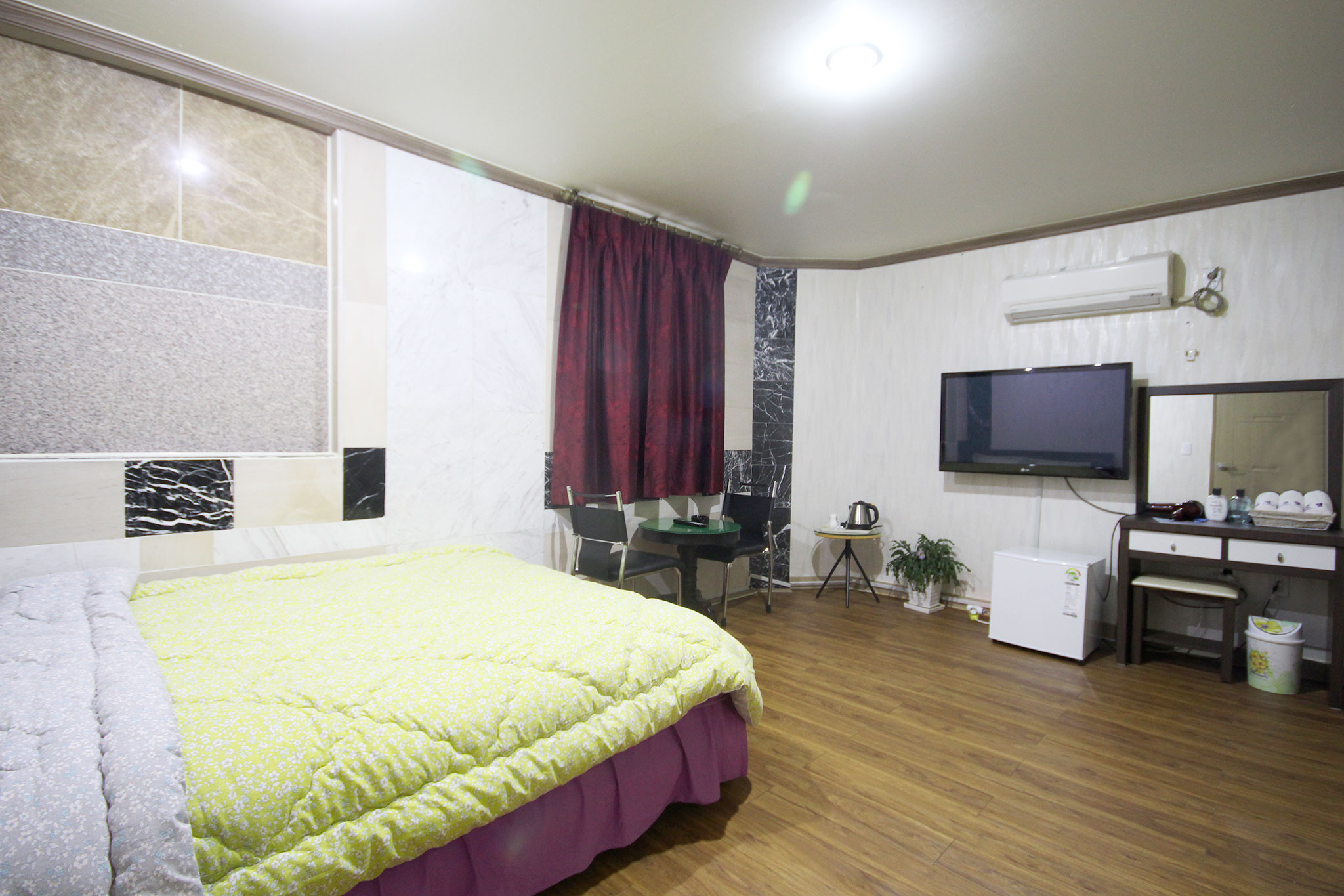 room detail thumbnail 0