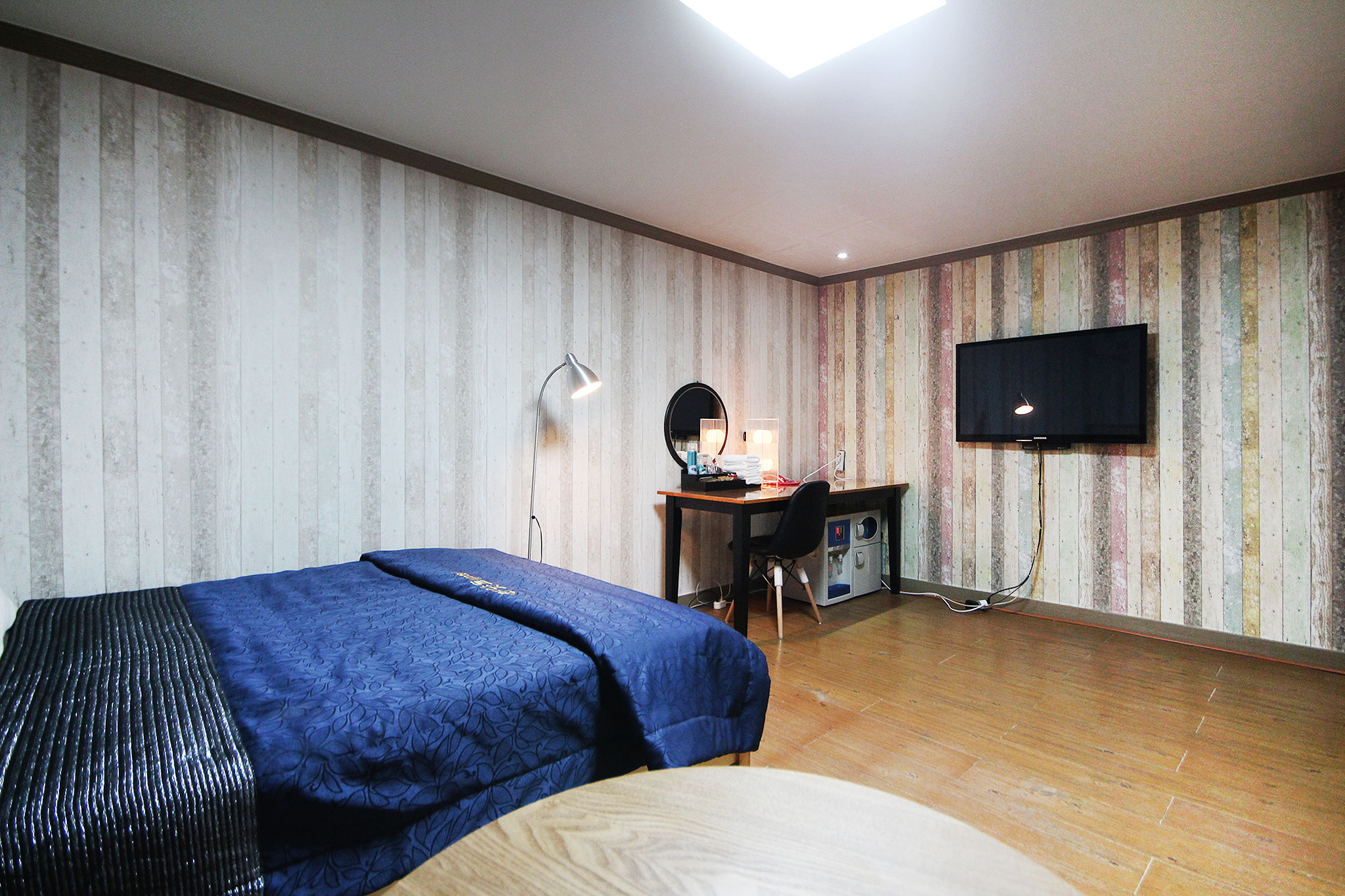room detail thumbnail 2