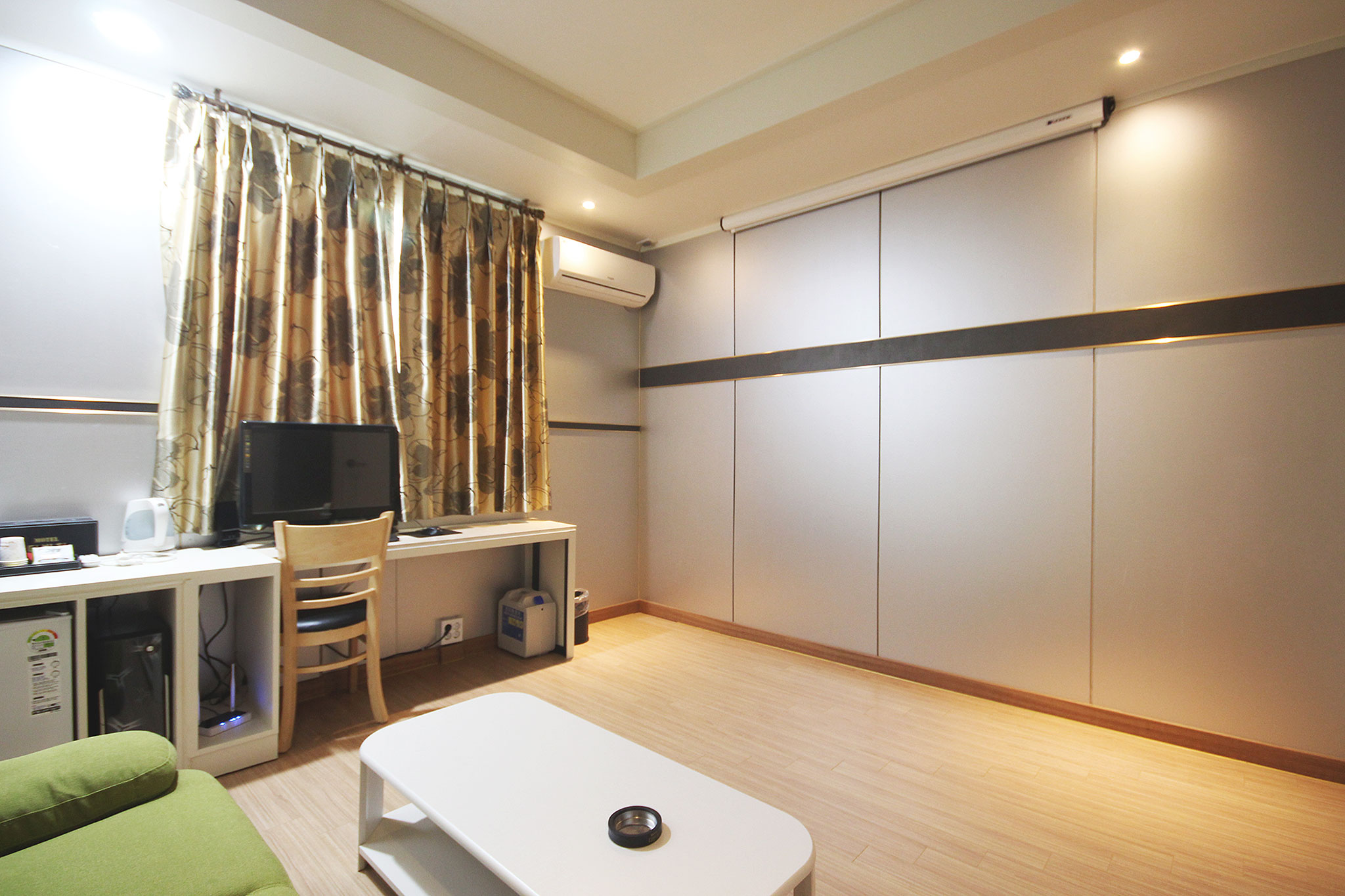 room detail thumbnail 2